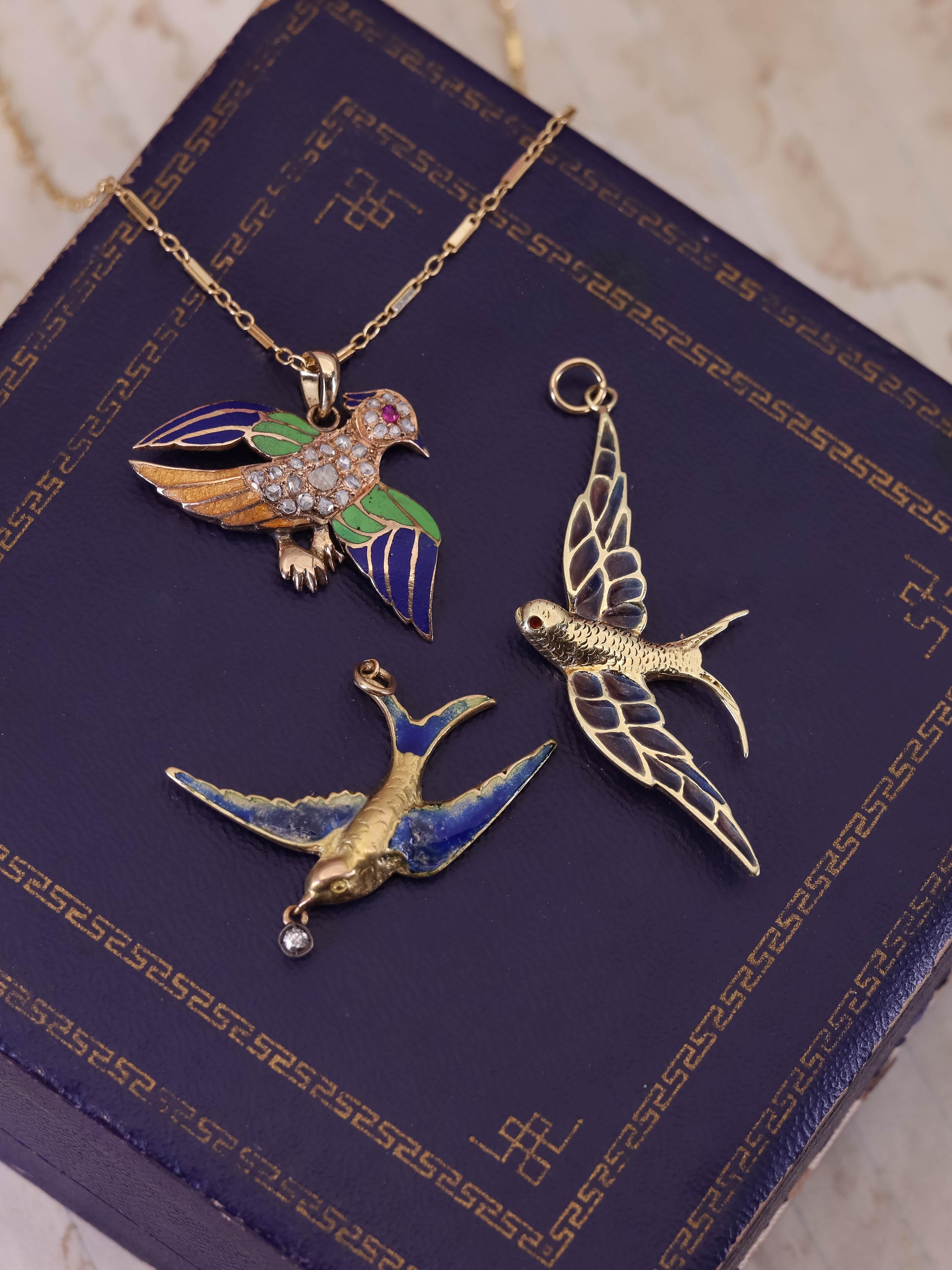 Pendentif ancien en or 14k avec diamant et oiseau en émail en vente 1