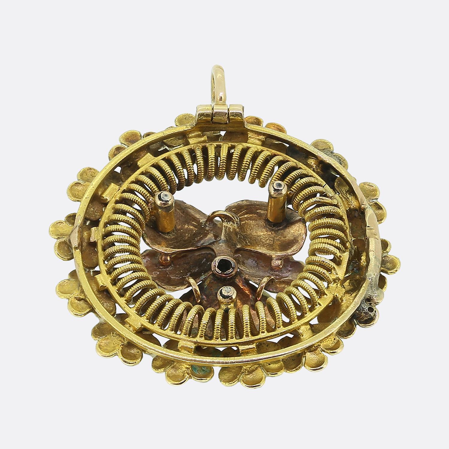 Ecco un favoloso ciondolo realizzato in giallo 18ct durante il movimento Art Nouveau. Questo pezzo colorato sfoggia un delicato design a mammola, ornato da un singolo diamante rotondo sfaccettato taglio old mine. Whiting la viola del pensiero è