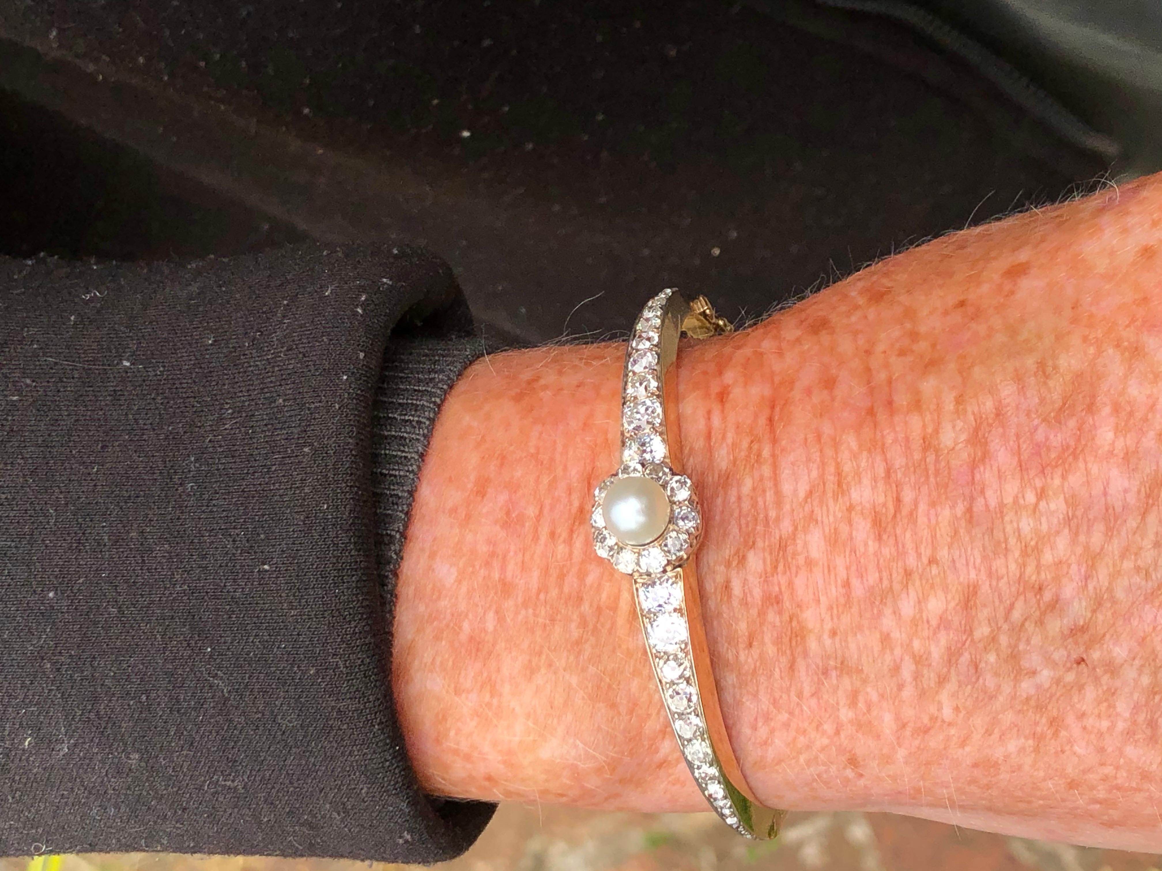 Dieser Armreif ist absolut fabelhaft! Die Hauptattraktion dieses Armbands ist die Perle, die stolz in einem Halo aus Diamanten sitzt, die einen herrlichen Schimmer haben! Die Diamanten, die dem Armreif bis zum Scharnier und der Schließe folgen,