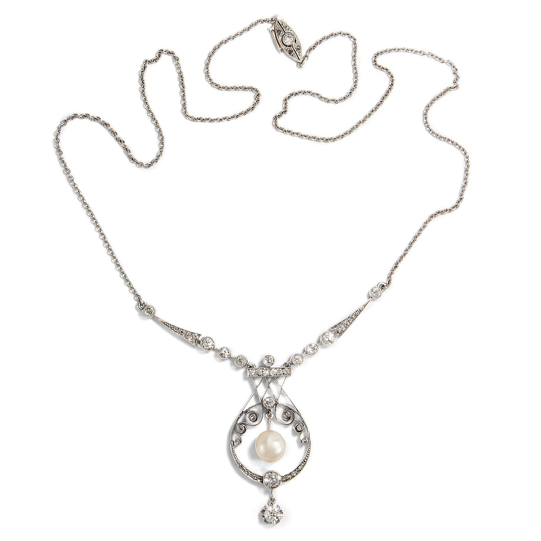 The white nights of Saint Petersburg – this necklace might have been present through some of them, more than a century ago in the last years of Czarist Russia. Following the ethereal taste of its time, it is fashioned entirely from white materials,