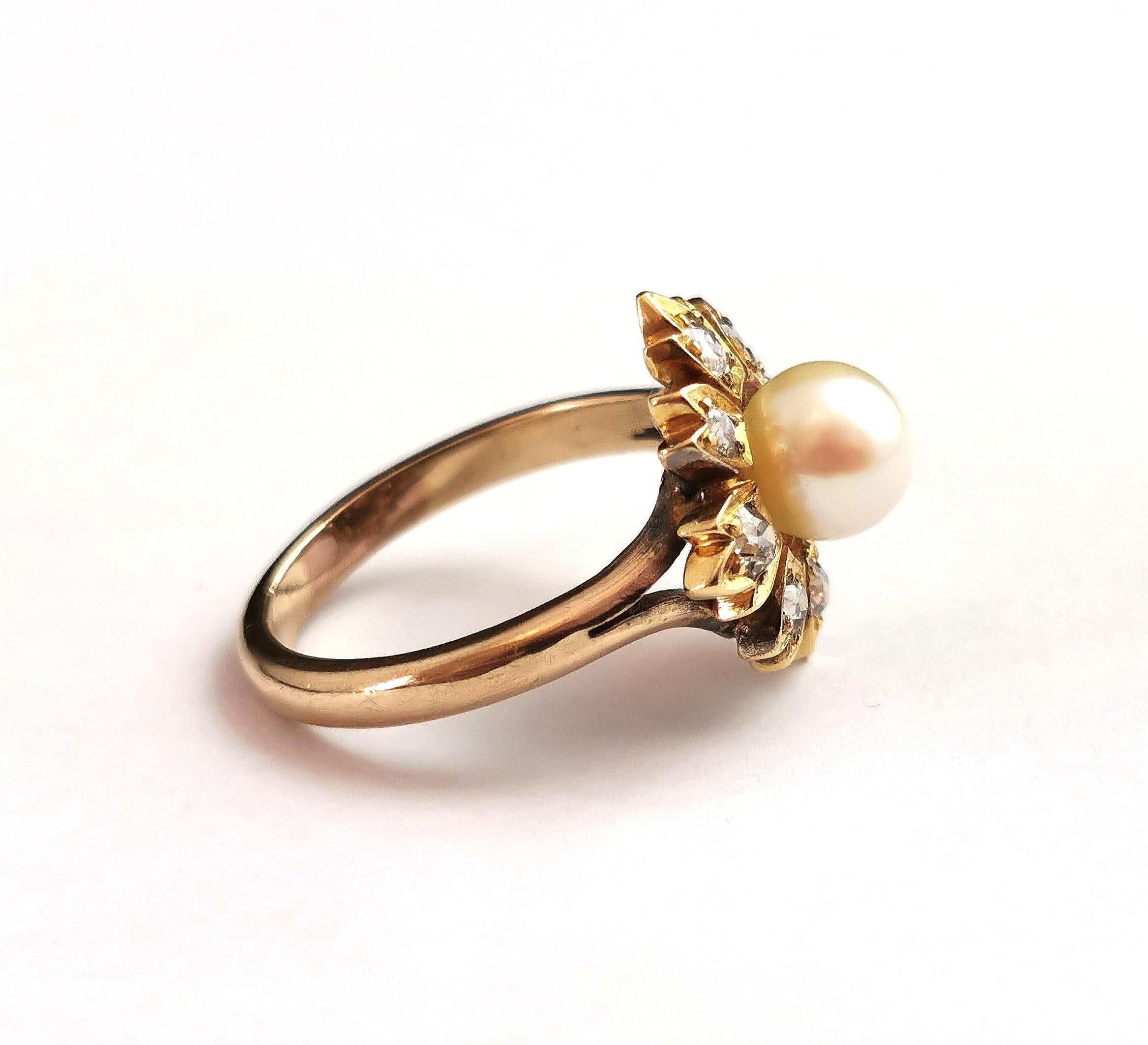 Art nouveau Bague fleur ancienne en or jaune 9 carats avec diamants et perles en vente