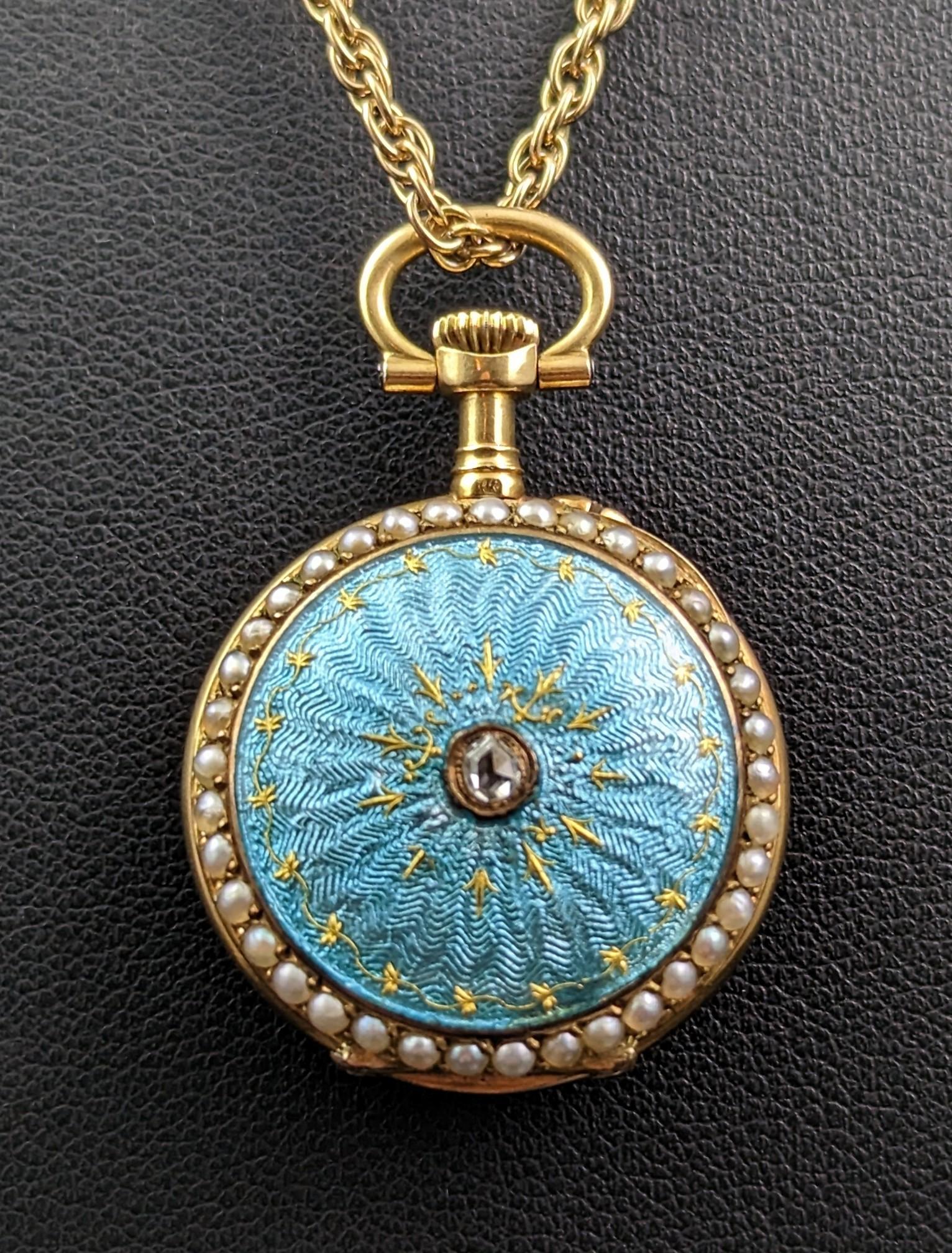 Diese wirklich spektakuläre antike Uhr aus der Jugendstilzeit aus 18-karätigem Gold mit einem Diamanten im Rosenschliff und einer Perle als Anhänger wird Sie in ihren Bann ziehen.

Gehäuse und Schleife aus 18-karätigem Gelbgold mit cremeweißem