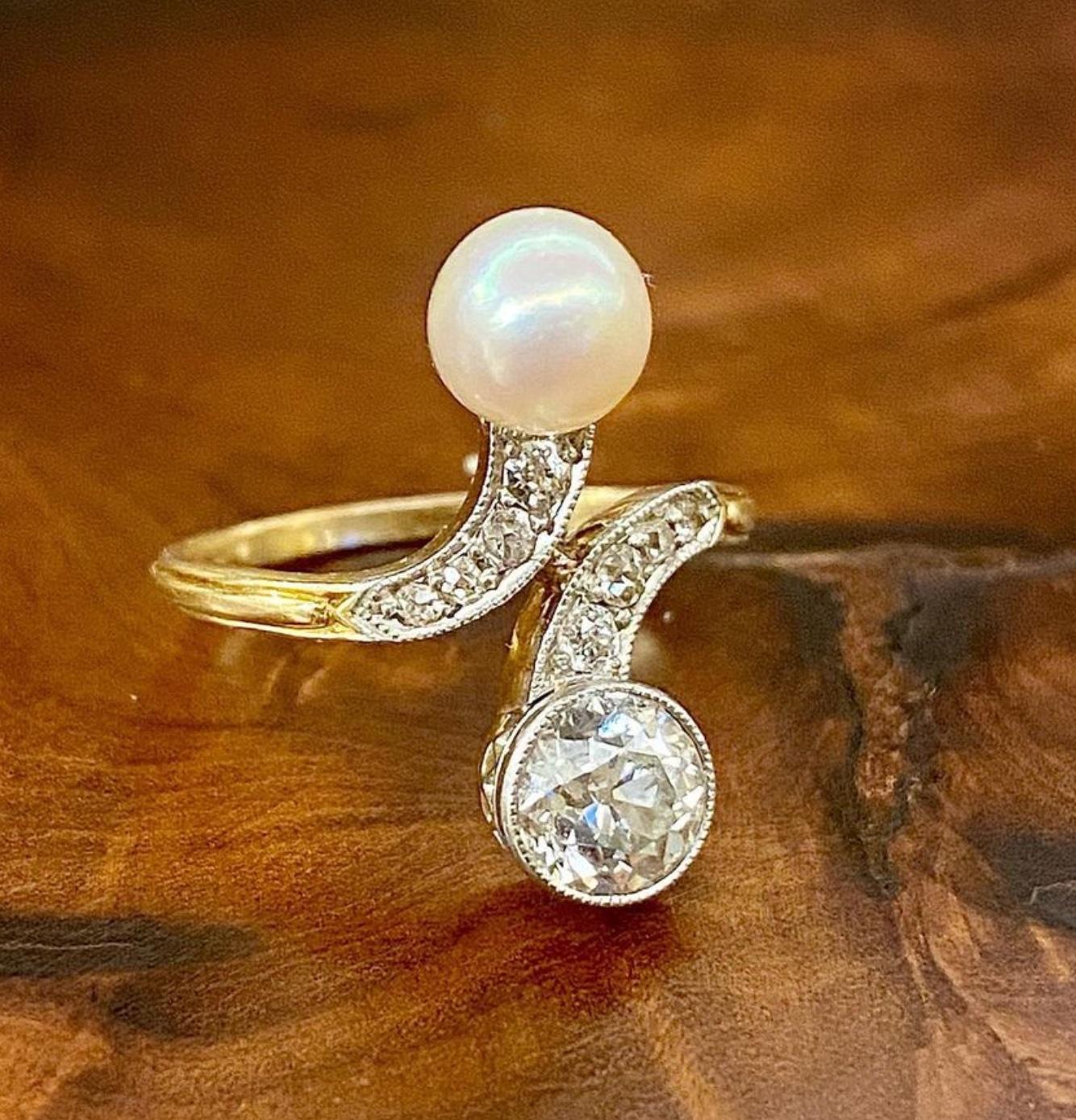 Antique Diamond and Pearl Toi et Moi Ring in Platinum and 18k Gold In Good Condition For Sale In New York, NY