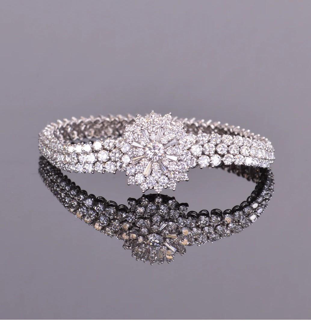 Wahrlich ein bemerkenswertes und wunderschönes Schmuckstück! Dies ist eine atemberaubende Diamant und Platin Omega-Armbanduhr / Armband. Mit insgesamt 11,39 Karat Diamanten wunderschön in Platin gefasst. Diese Diamanten sind E/F in Farbe mit VVS