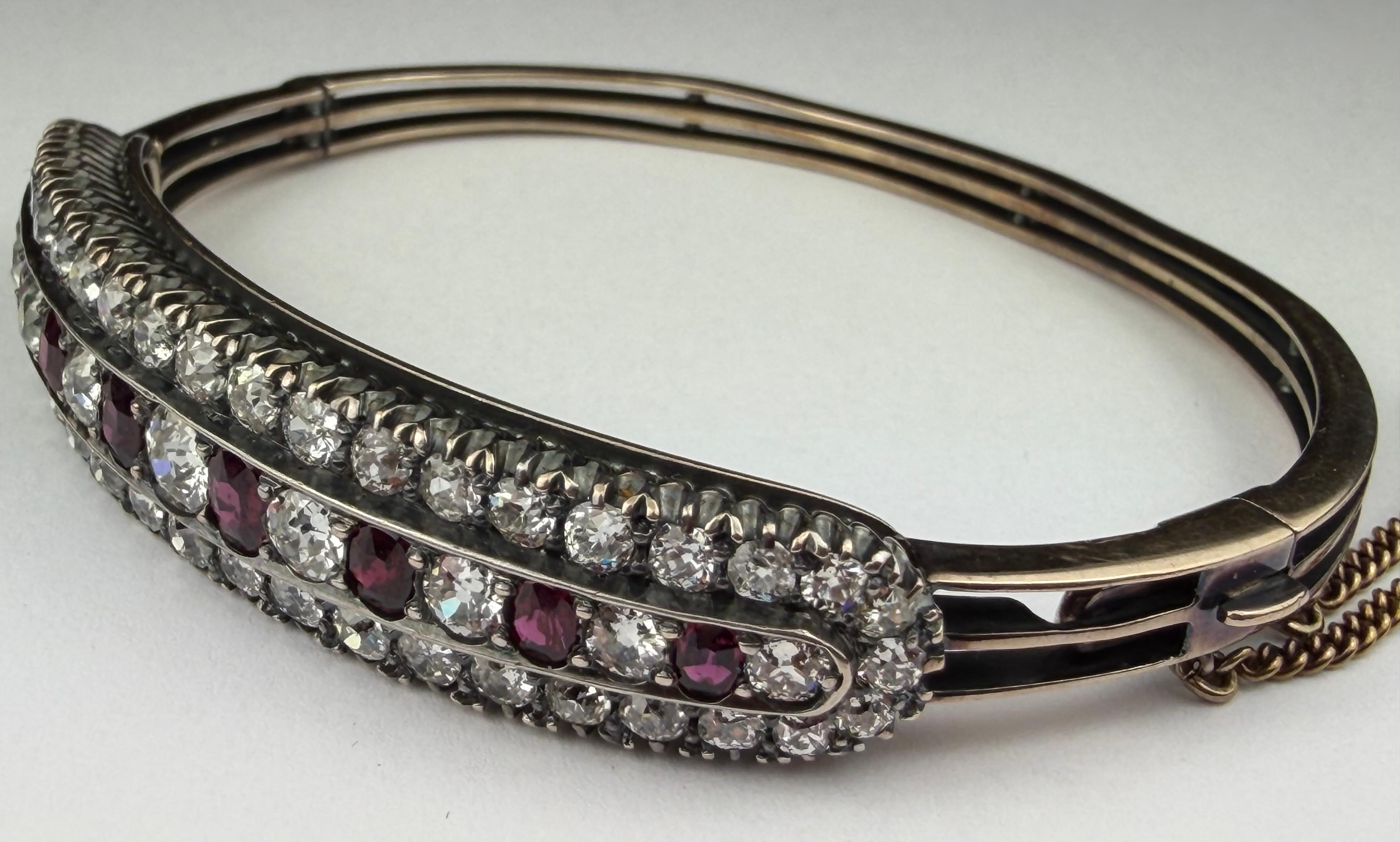 Edoardiano Antique Diamond and Red Ruby Bangle Bracelet in vendita