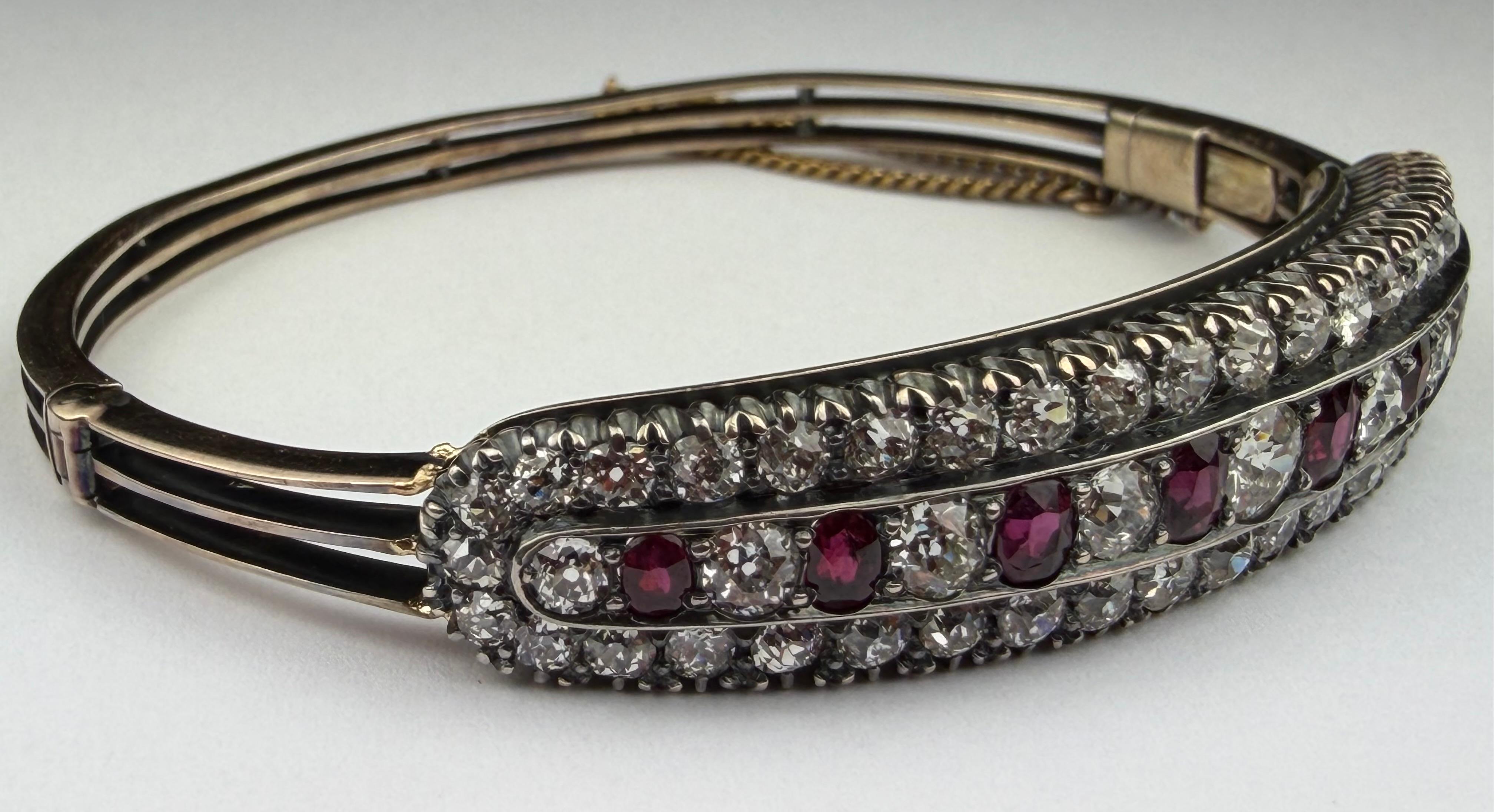 Donna Antique Diamond and Red Ruby Bangle Bracelet in vendita