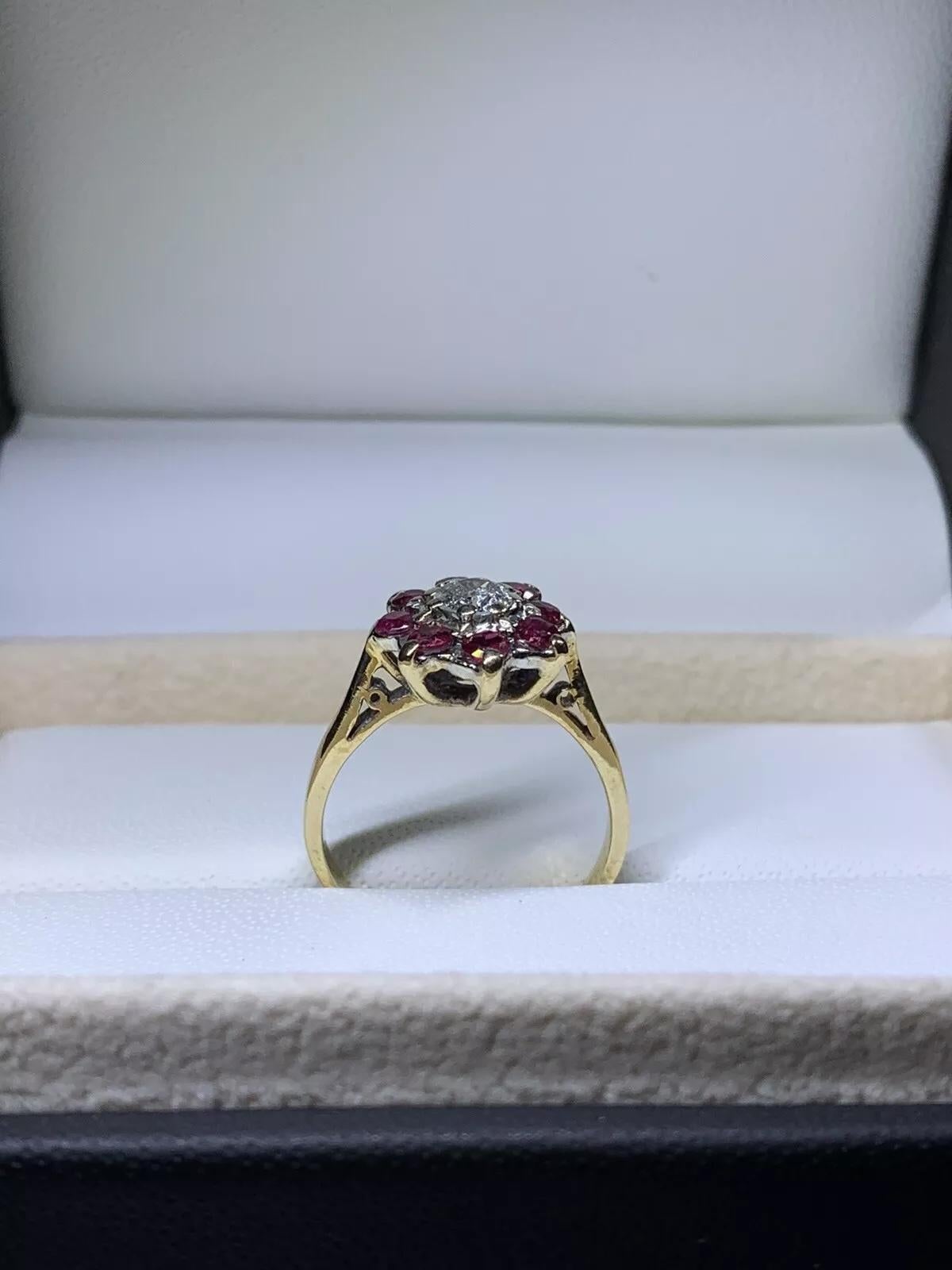 Antique Diamond And Ruby Cluster 18k Yellow Gold Ring. In New Condition For Sale In London, GB