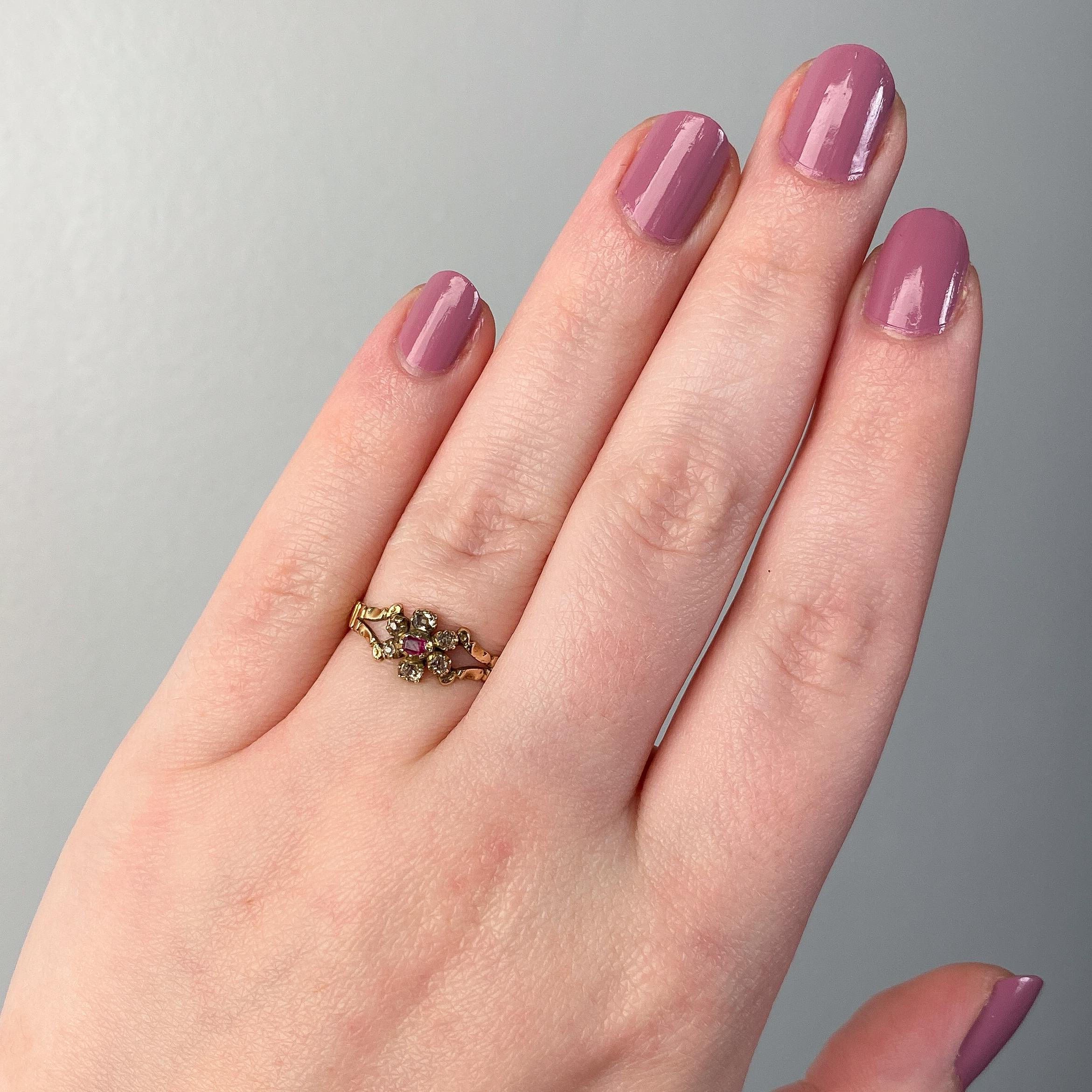 Antique Diamond and Ruby Flower Ring of 12ct Gold In Good Condition For Sale In Lewisburg, PA