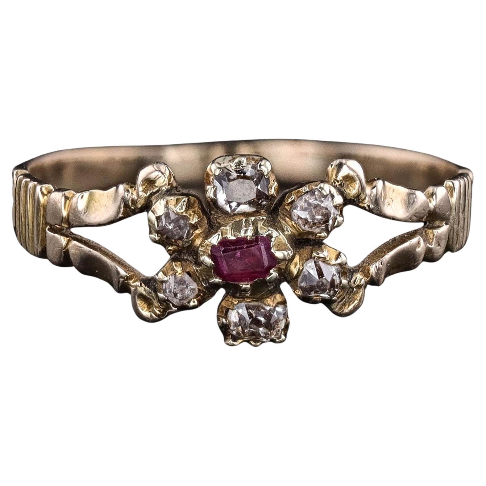 Antiguo Anillo Flor de Diamantes y Rubí de Oro de 12 Quilates