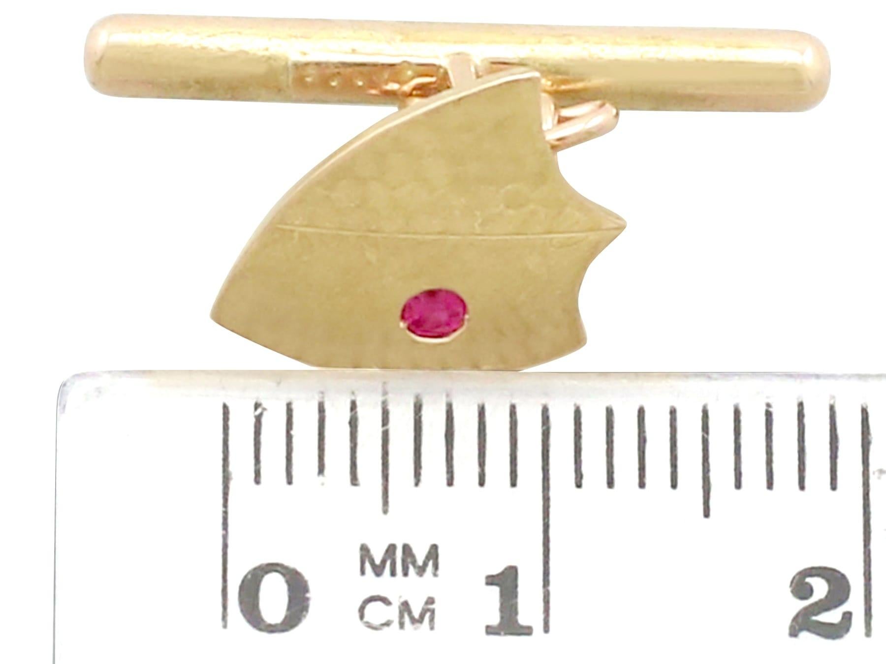 Antique Diamond and Ruby Yellow Gold Shield Cufflinks (boutons de manchette) Unisexe en vente