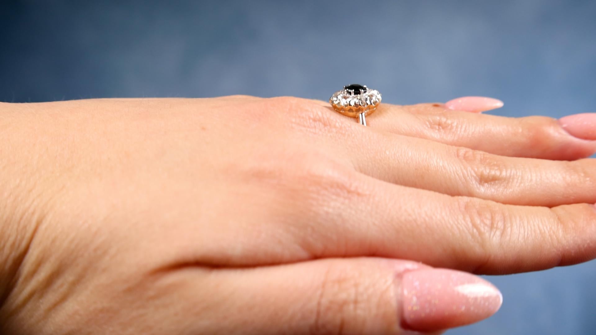 Antiker Diamant- und Saphir-Cluster-Ring aus 10k Roségold und Platin im Zustand „Gut“ im Angebot in Beverly Hills, CA