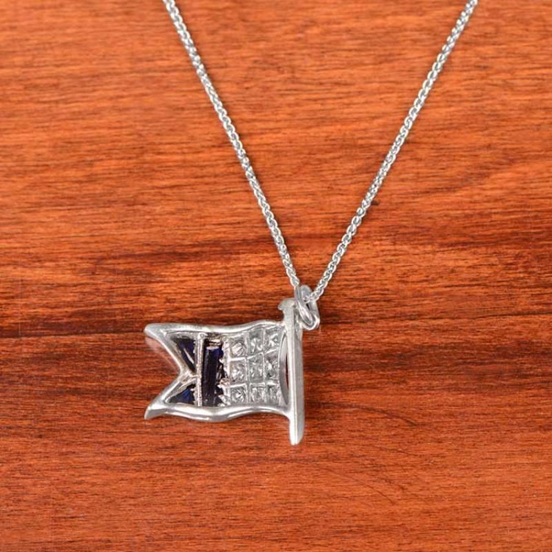 Antike Diamant- und Saphir-Flaggen-Charm-Anhänger-Halskette, Platin, um 1920 (Art déco) im Angebot