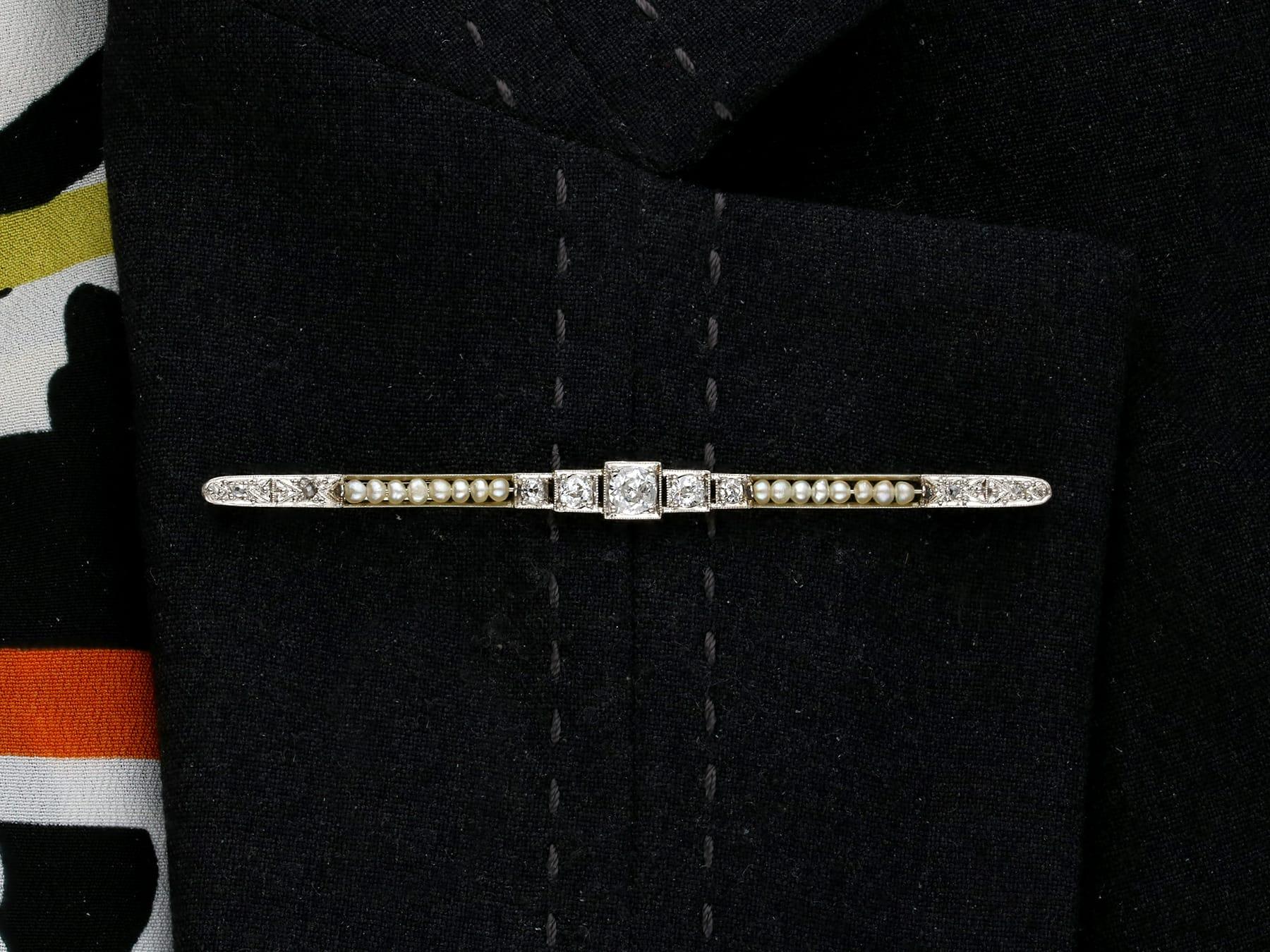 Broche barre ancienne en or blanc avec diamants et perles de rocaille en vente 5