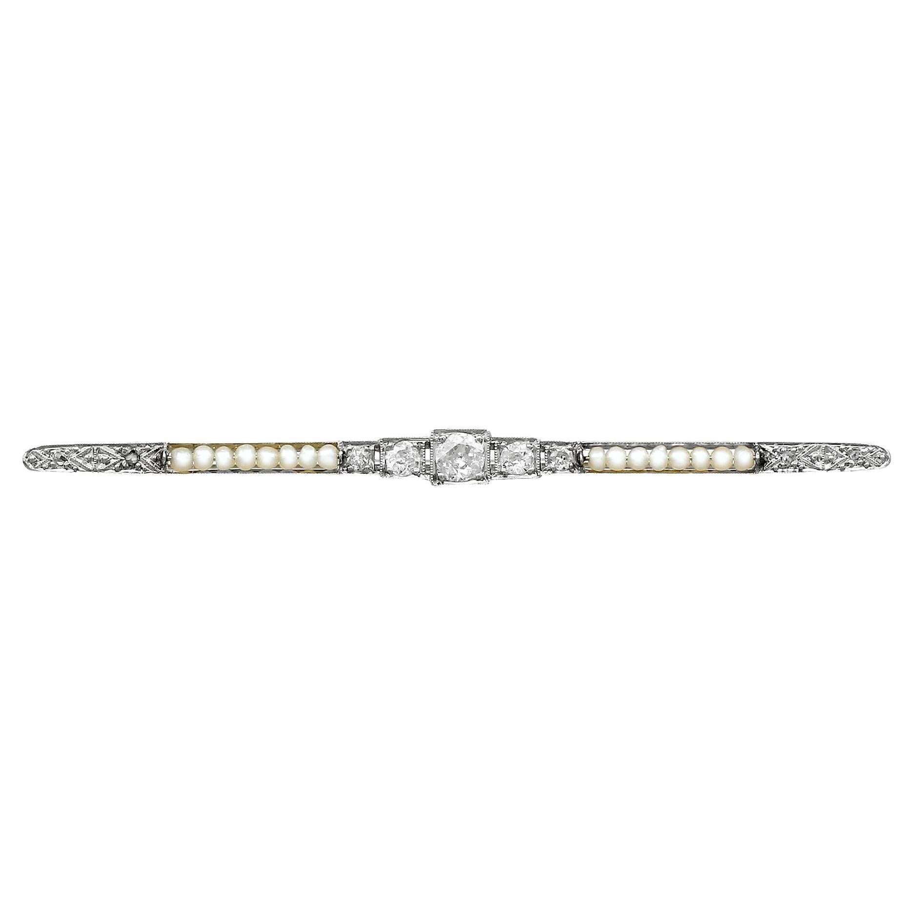 Broche barre ancienne en or blanc avec diamants et perles de rocaille