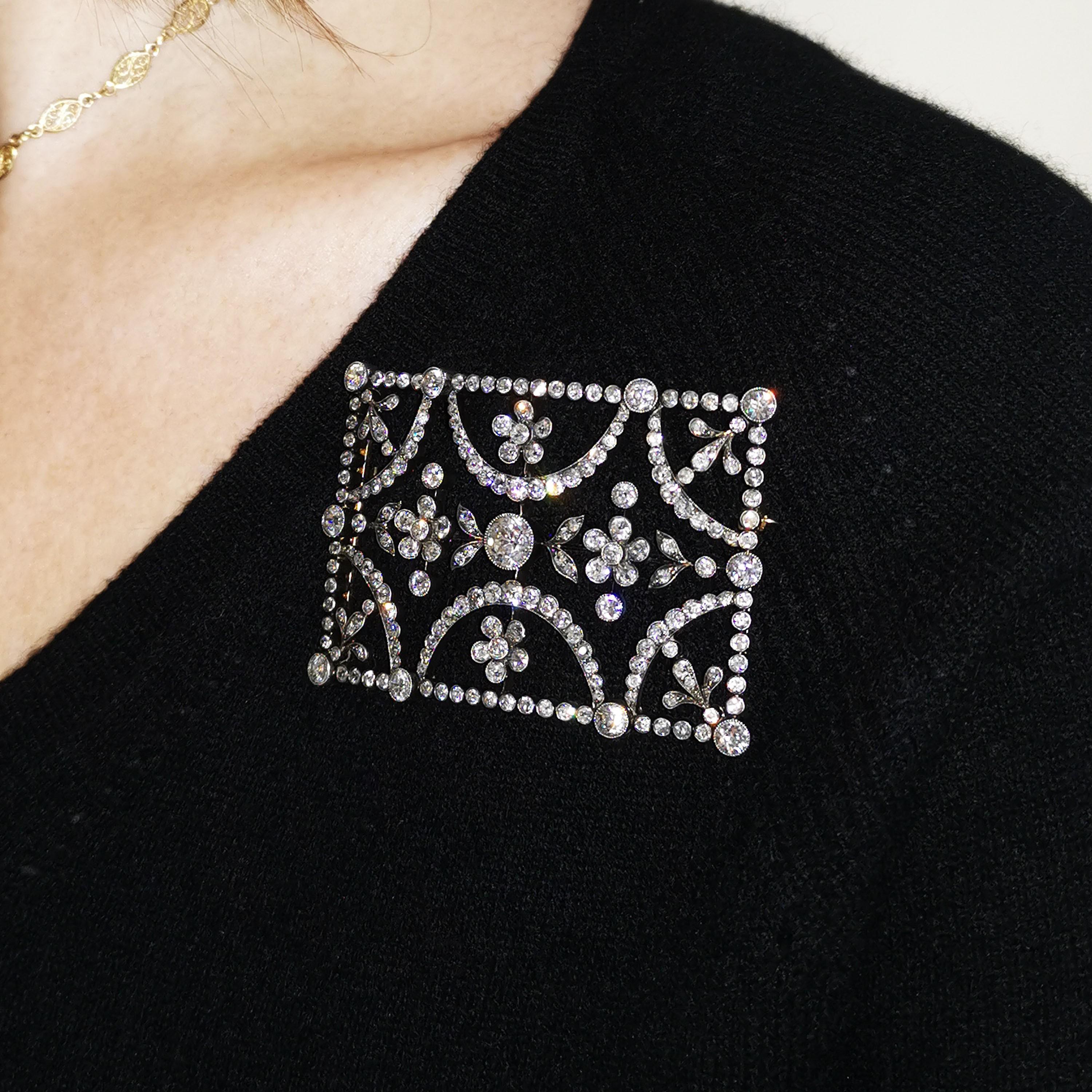 Eine antike Belle-Époque-Diamant-Brosche im Schnallendesign mit Diamanten im Altschliff, mit einem geschätzten Gesamtgewicht von 13,65ct, mit einem Diamanten im Edwardianischen Schliff in der Mitte, mit einem Gewicht von ca. 1.60ct, in einem