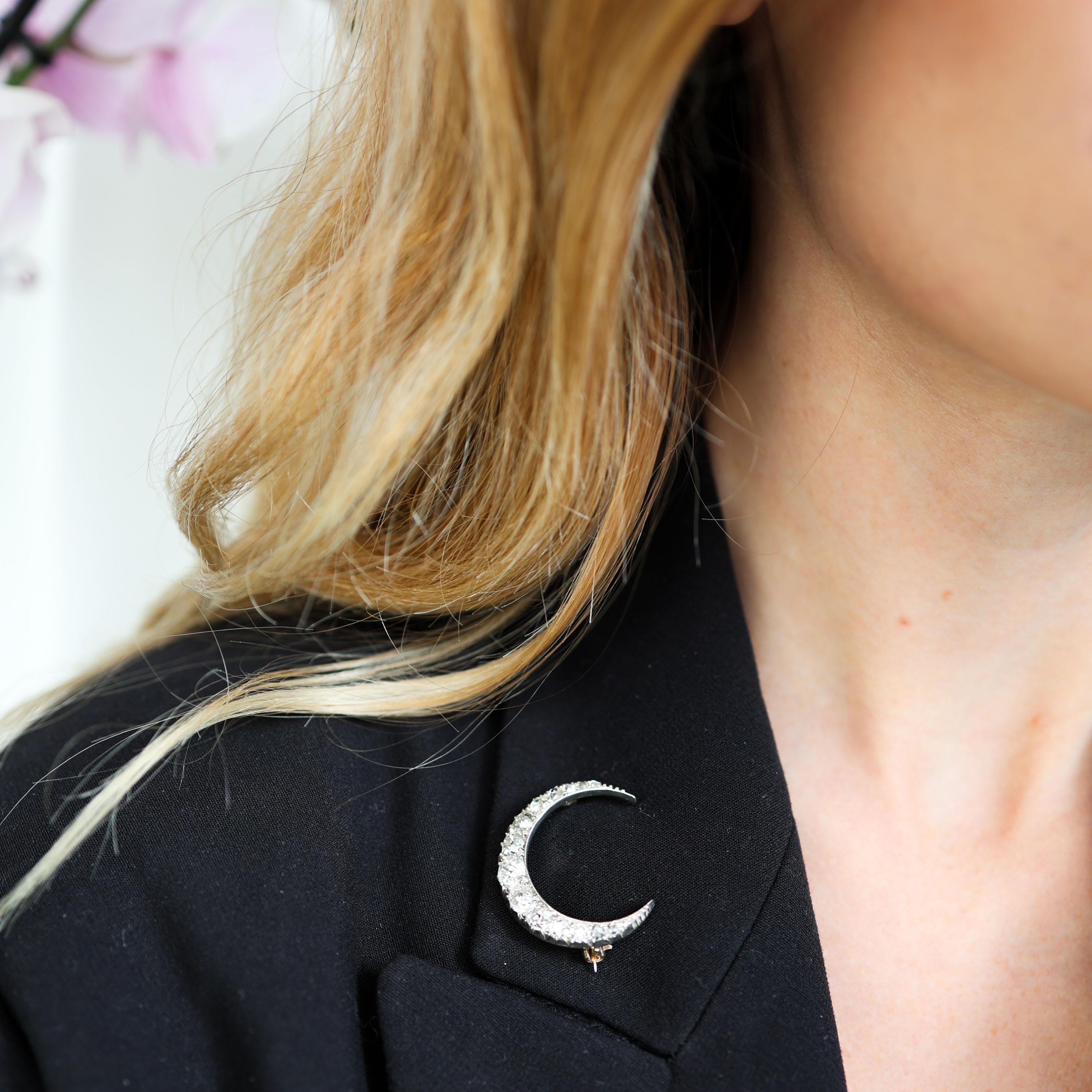 Antique Diamond and Silver Upon Gold Crescent Brooch, Circa 1890, 4.00 Carats Victoriano en venta