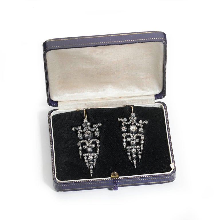 Boucles d'oreilles pendantes anciennes en or avec diamants et argent, c.  1850 - En vente sur 1stDibs