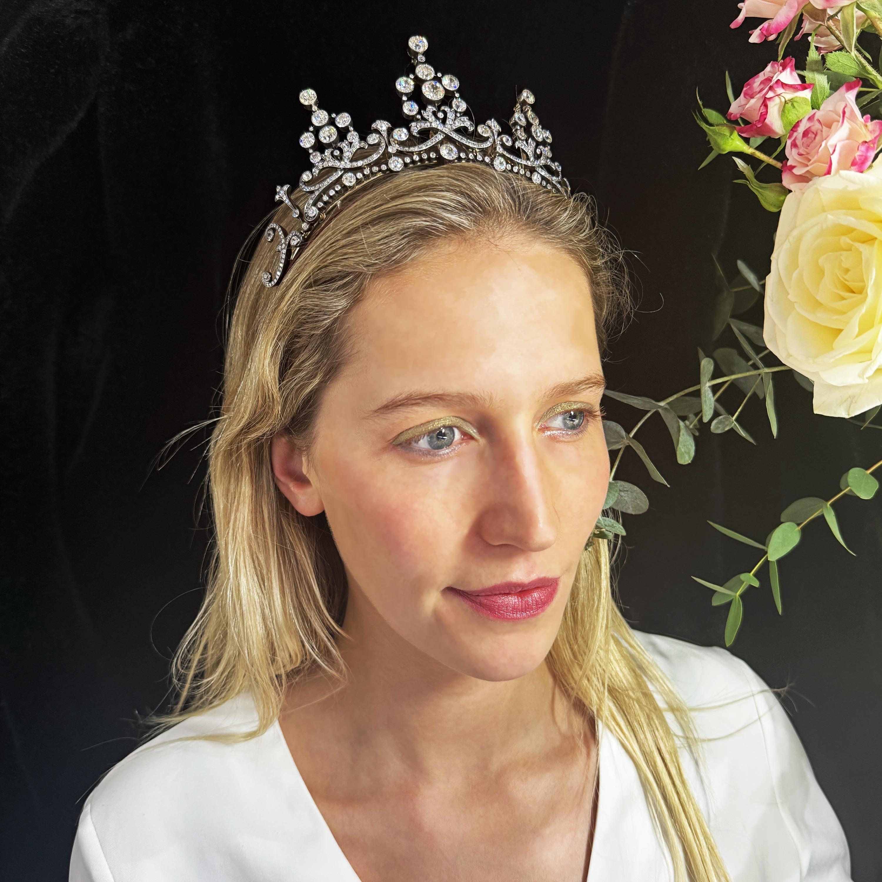 Antica collana con diadema di diamanti e argento su oro, con diamanti di taglio edoardiano e diamanti di vecchio taglio, in montatura d'argento millegrain bordata a sfregamento e diamanti di vecchio taglio incastonati a motivi foliati, in argento su