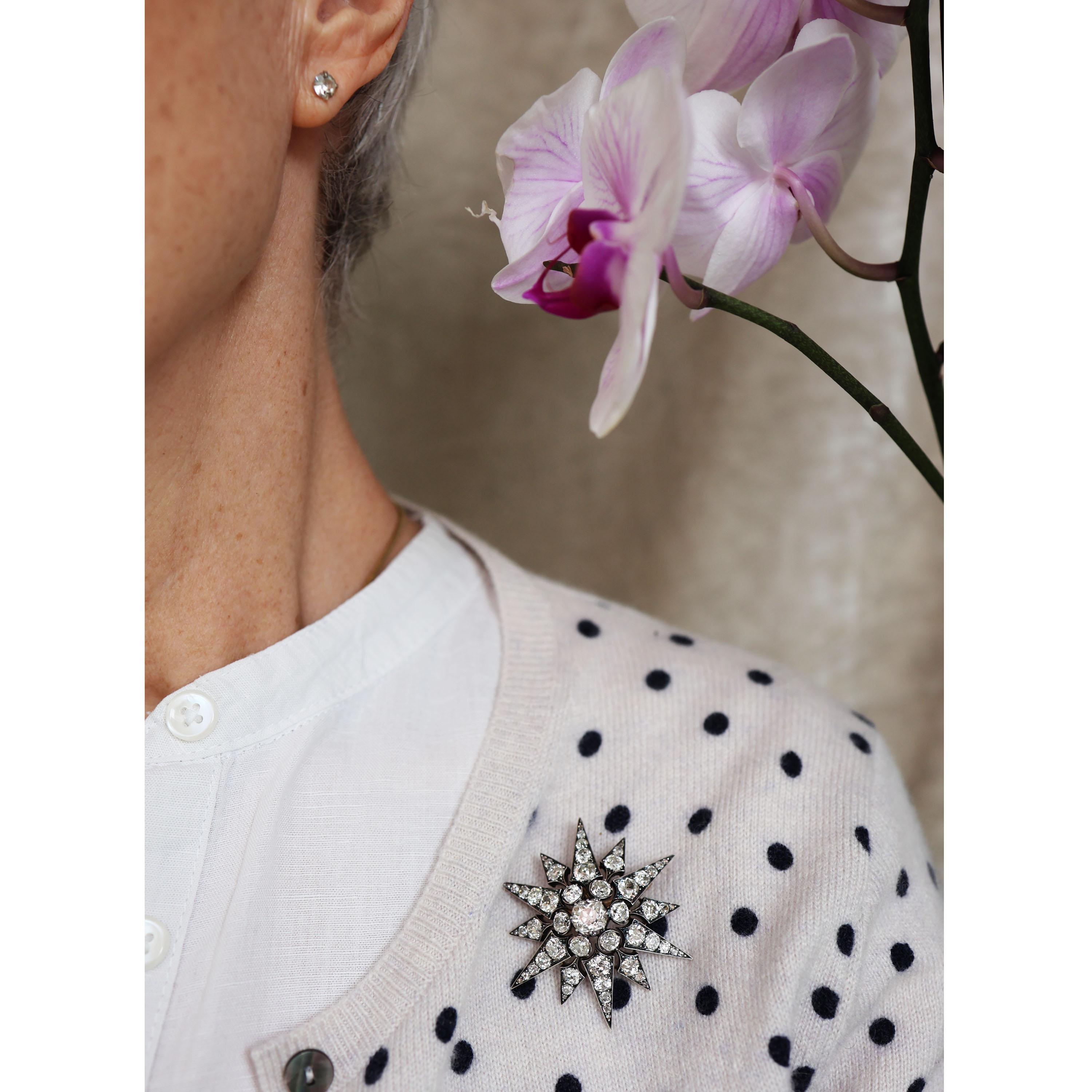 Broche victoriano en forma de estrella de diamantes, con doce puntas, engastadas con diamantes talla antigua, con un peso total estimado de 11,26 quilates, con un diamante talla antigua en forma de cojín, en el centro, de un peso aproximado de 1,90