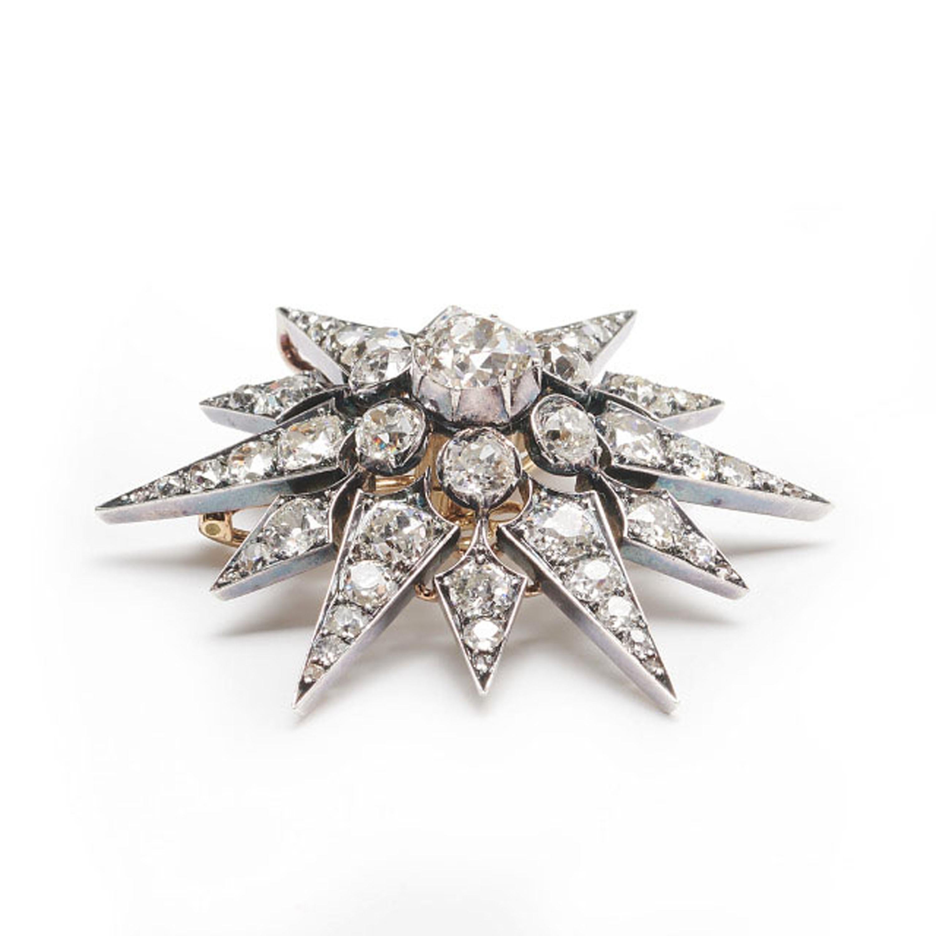 Broche antiguo de diamantes y plata sobre oro con estrella de doce puntas, circa 1880, 11.26 Victoriano tardío en venta