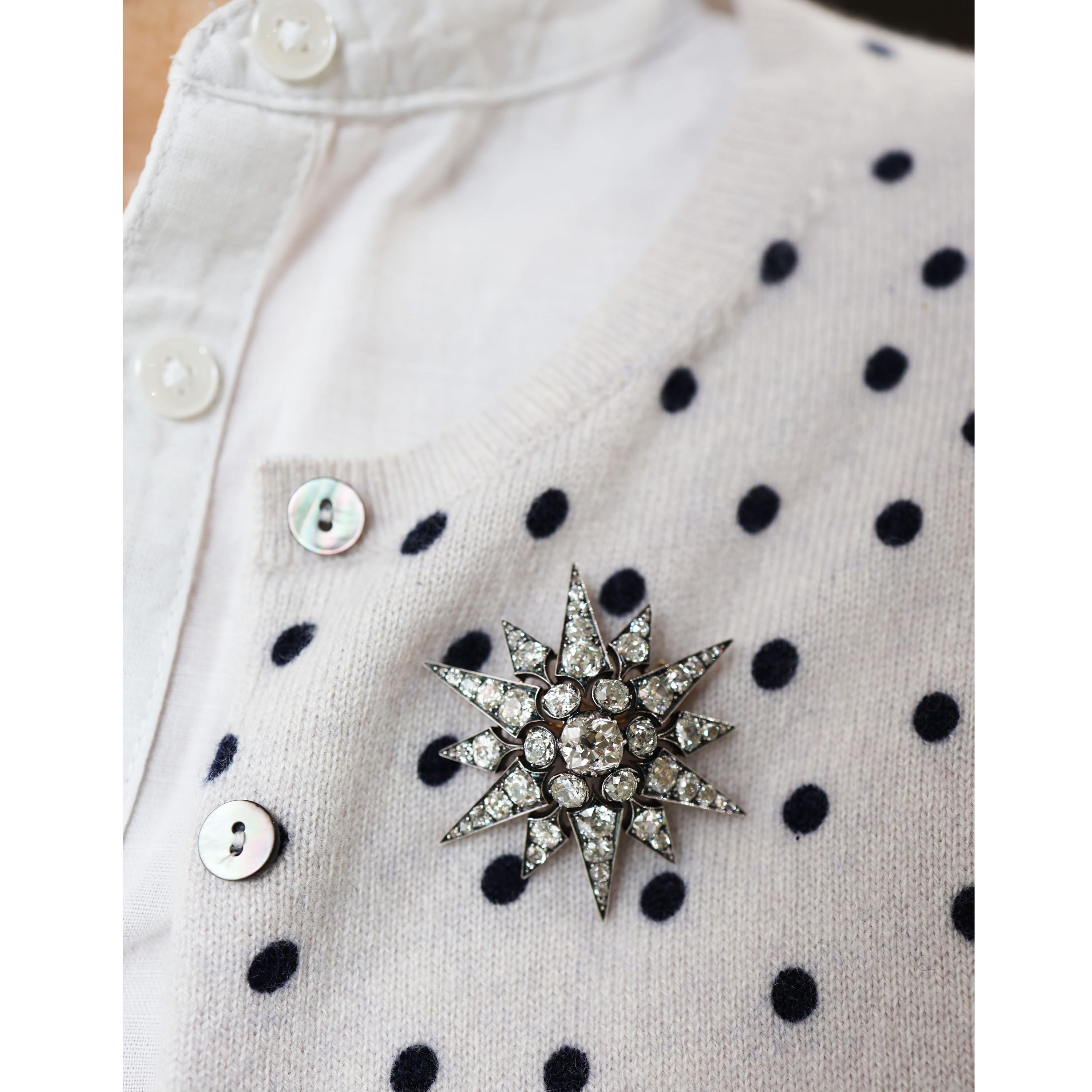 Broche antiguo de diamantes y plata sobre oro con estrella de doce puntas, circa 1880, 11.26 Corte europeo antiguo en venta