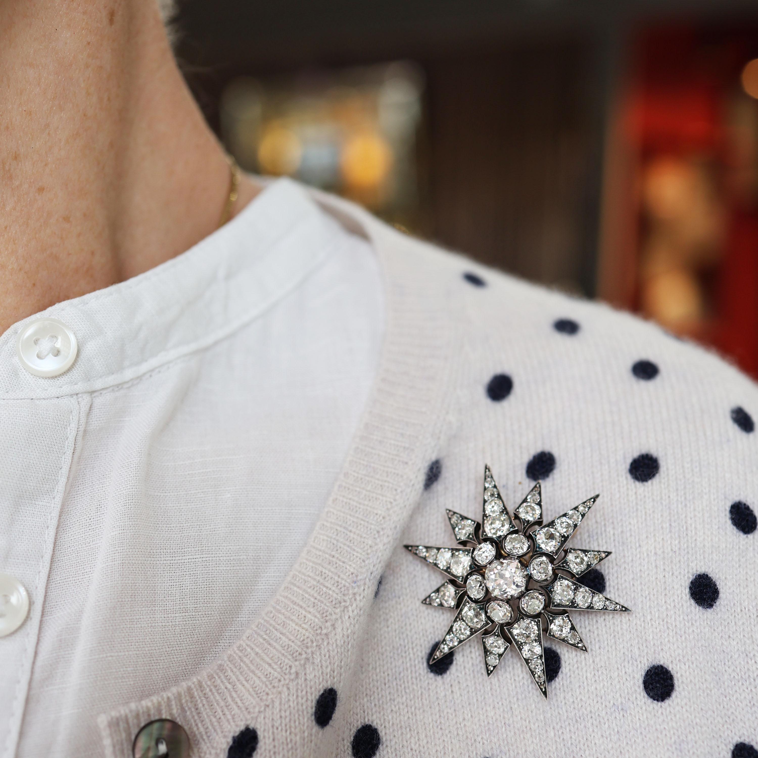 Femenino o masculino Broche antiguo de diamantes y plata sobre oro con estrella de doce puntas, circa 1880, 11.26 en venta