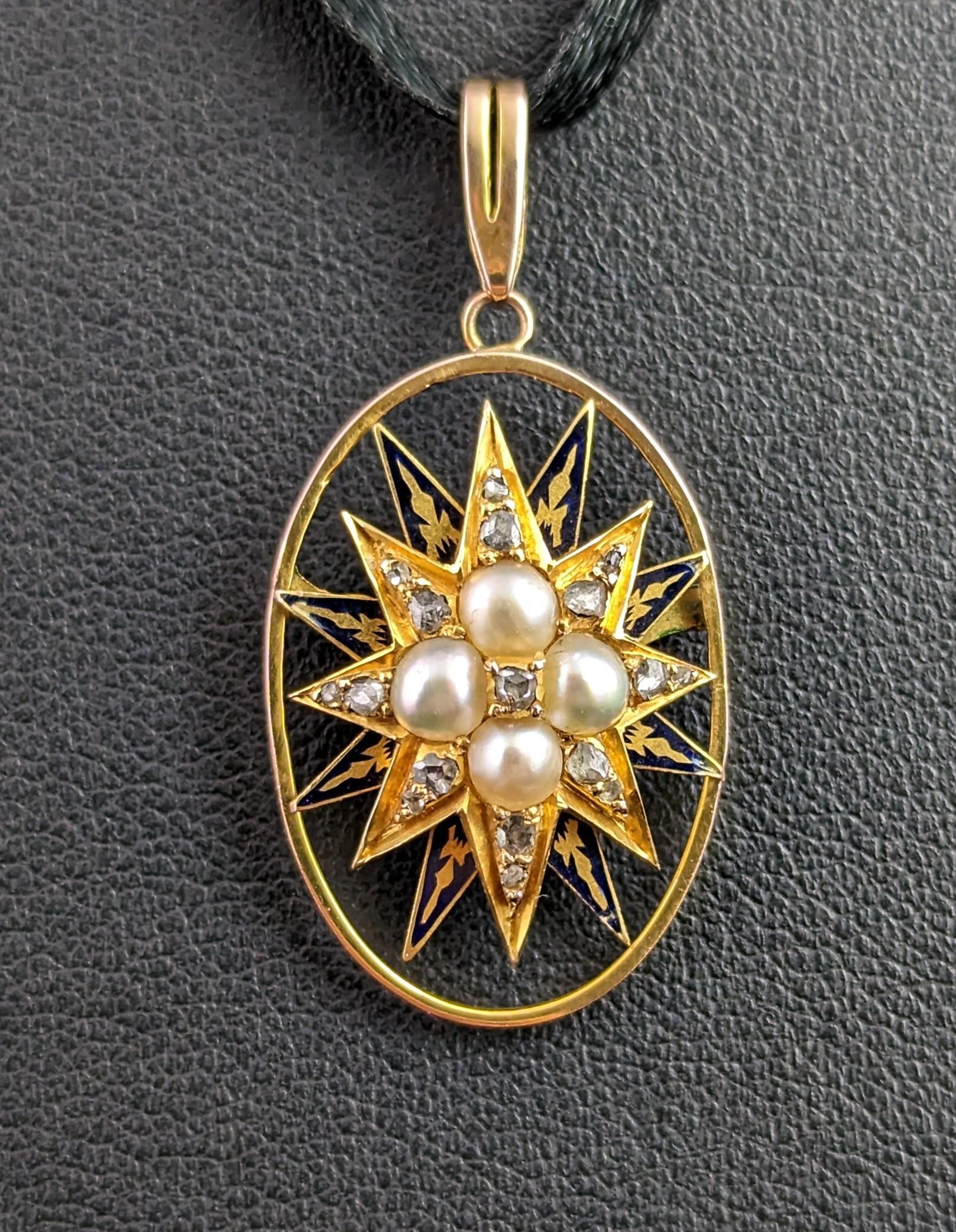 Ce pendentif ancien en forme d'étoile avec diamant et perle fendue a vraiment quelque chose de spécial !

Une pièce spectaculairement envoûtante avec l'étoile victorienne élaborée qui occupe le centre de la scène, vos yeux sont attirés par les jolis