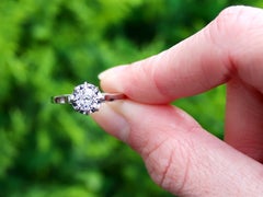 Anello di fidanzamento solitario con diamanti e oro bianco incastonato in platino del 1930