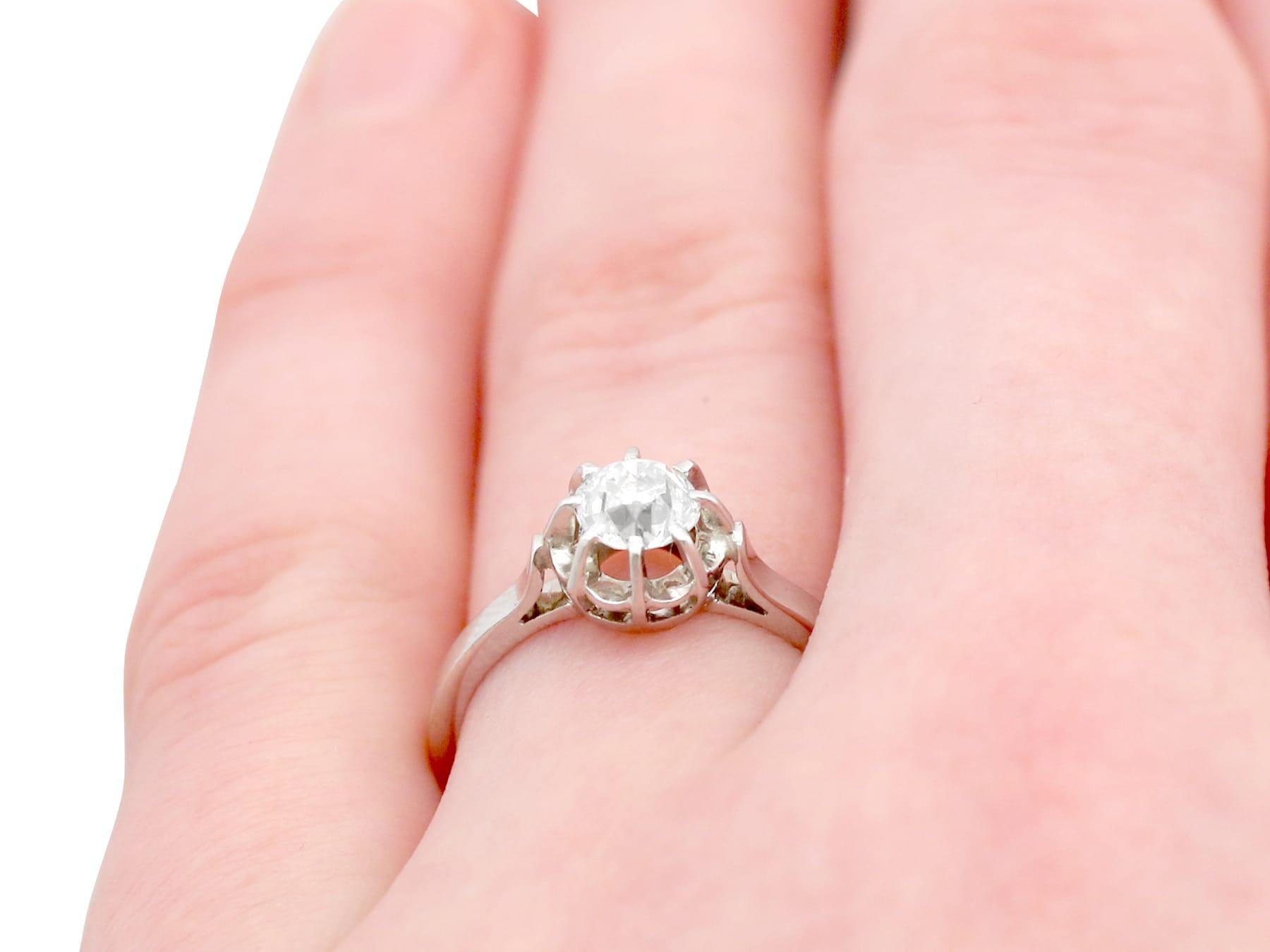 Anillo de compromiso solitario 1930 de diamantes y oro blanco engastado en platino en venta 5