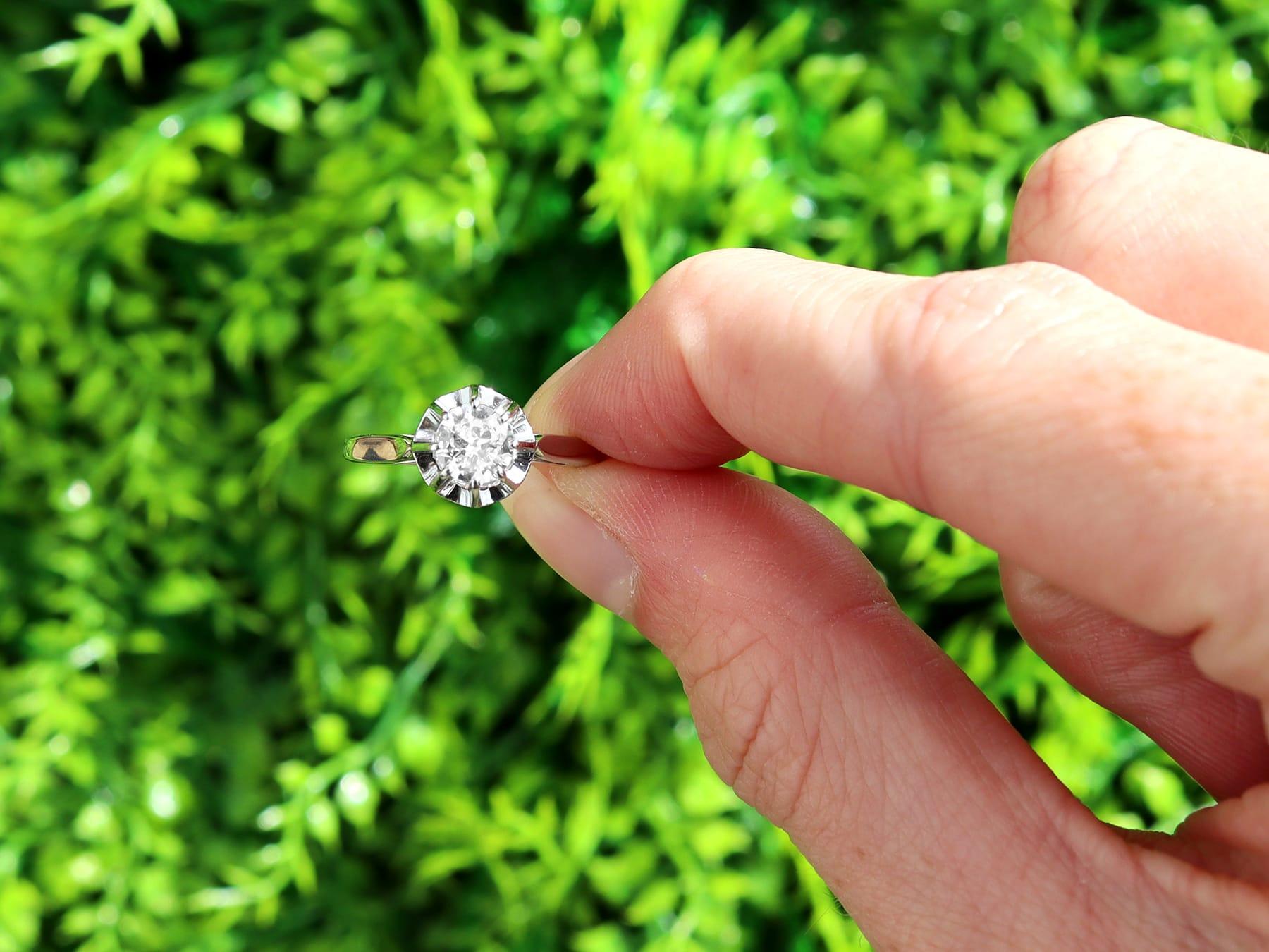 Une impressionnante bague de fiançailles solitaire en or blanc 18 carats, sertie de platine et ornée d'un diamant de 0,56 carat. Cette bague fait partie de nos diverses collections de bijoux estate Collection.

Cette bague solitaire en diamant des