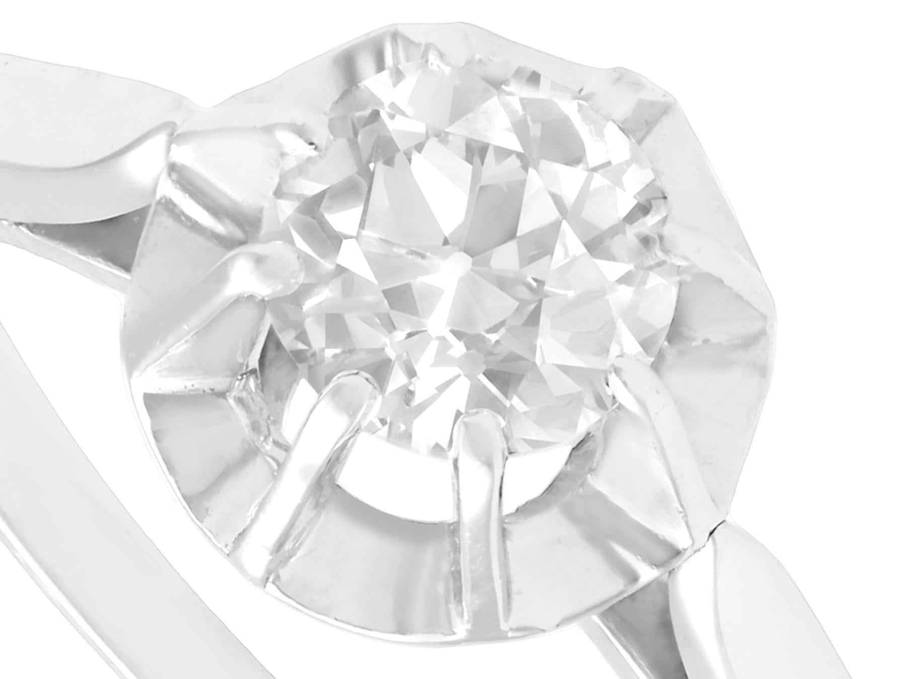 Taille ronde Bague de fiançailles solitaire ancienne en or blanc et diamants en vente