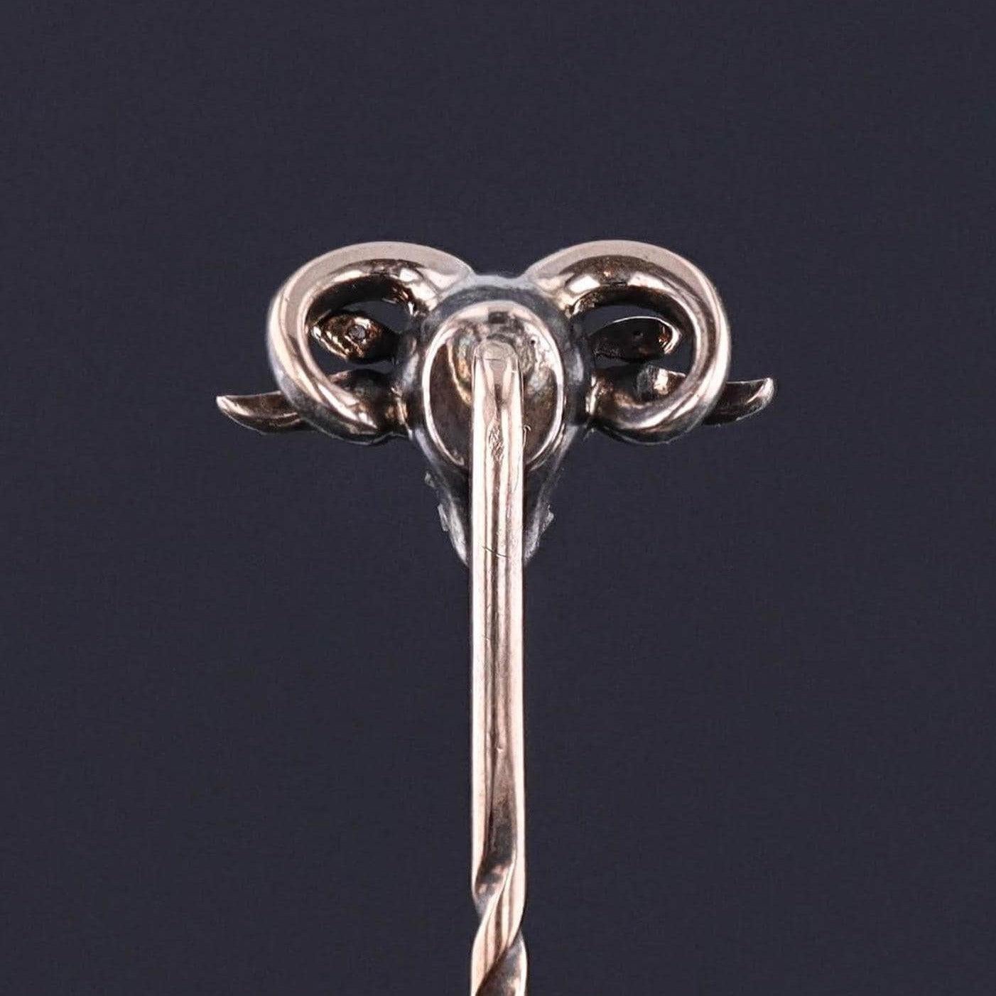 Questa antica spilla a bastone (circa 1870) presenta una testa di ariete tempestata di diamanti con occhi di rubino. La parte superiore della spilla è in argento e oro 18 carati, mentre il gambo della spilla (una sostituzione successiva) è in oro 14