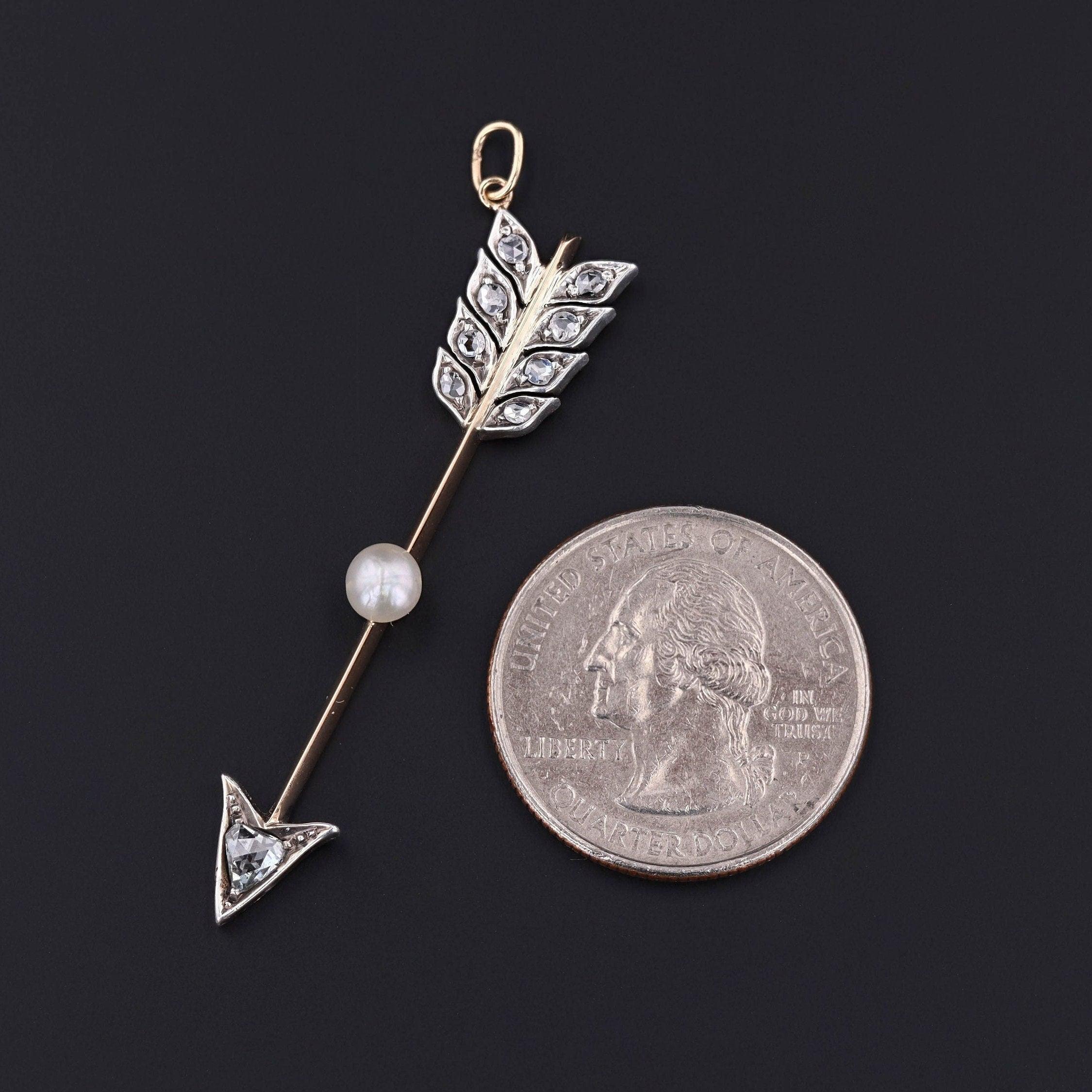 Questo ciondolo è stato convertito da una spilla antica (circa 1900-1910) rimuovendo la spilla e aggiungendo un anello di chiusura. Il pezzo è caratterizzato da una freccia in oro 14k con diamanti taglio rosa e una singola perla.

Il ciondolo misura