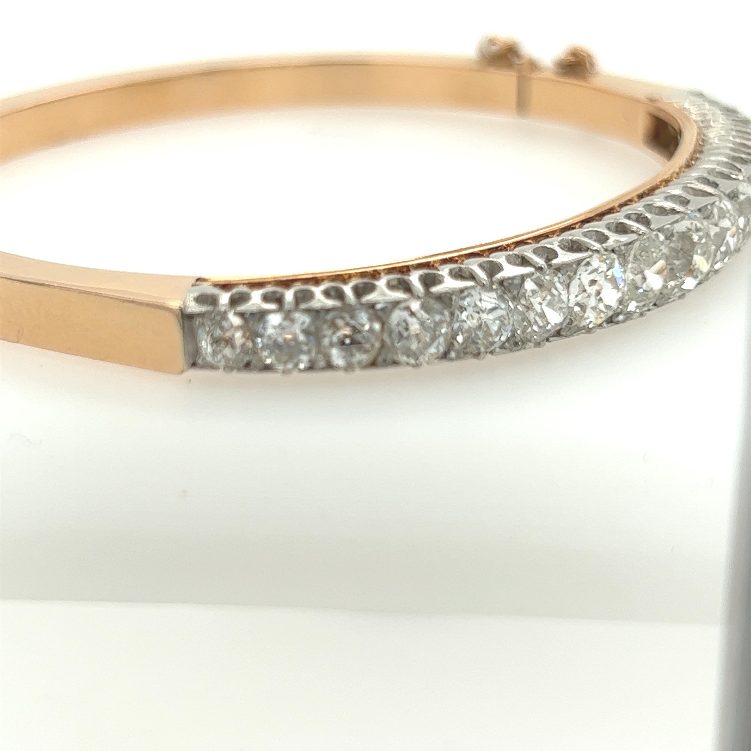 Antiker Diamant-Armreif mit Scharnier und seitlicher Öffnung. Die Diamanten sind in Platin gefasst und das Armband ist aus 18 Karat Gelbgold mit einem Hauch von Rosé.
Die Diamanten sind sauber, VS G-H Farbe. Das Gewicht der Diamanten beträgt:
Der
