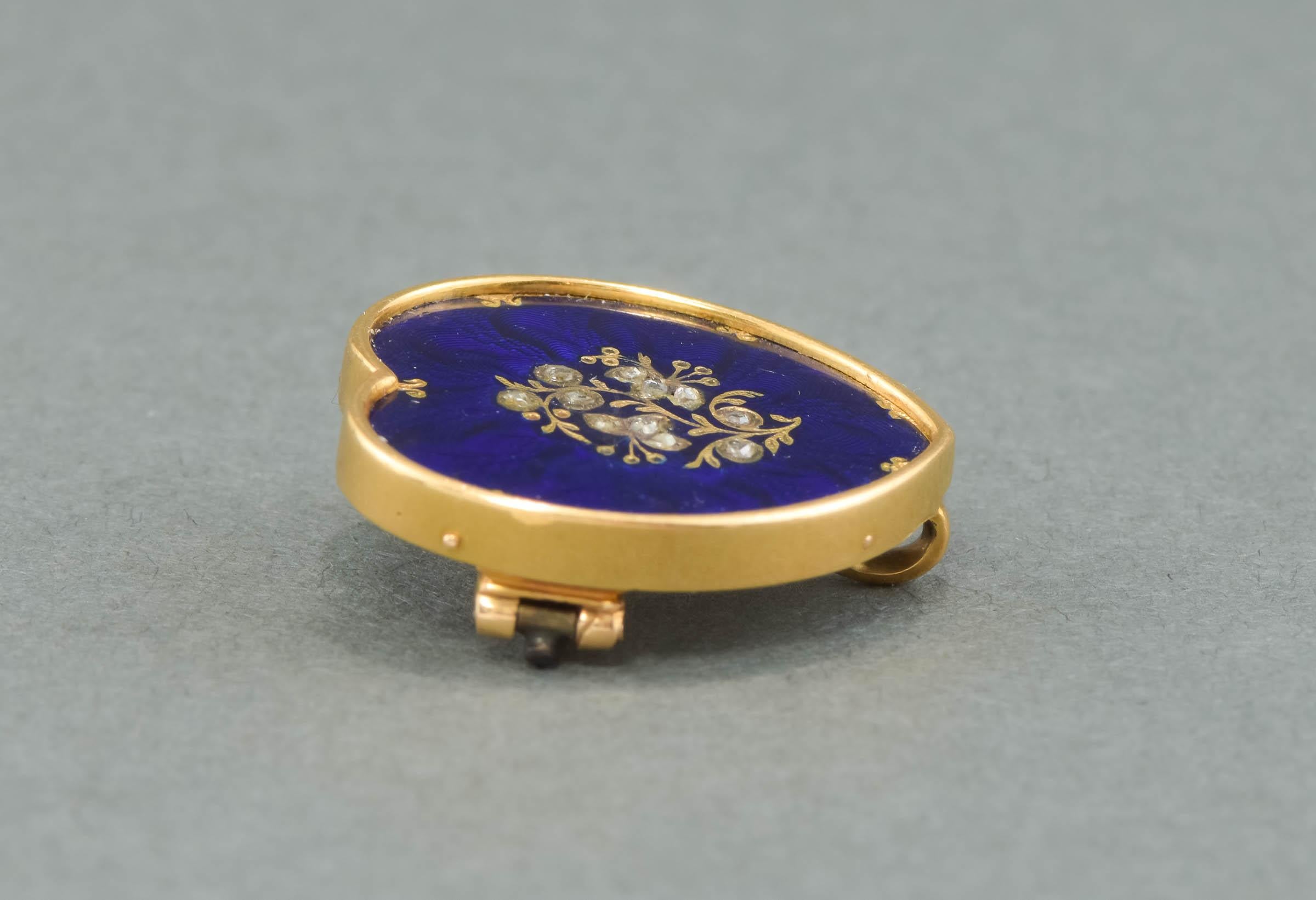 Antike Herzbrosche/Anstecknadel aus Gold mit Diamanten und blauer Guilloche-Emaille für Damen oder Herren im Angebot