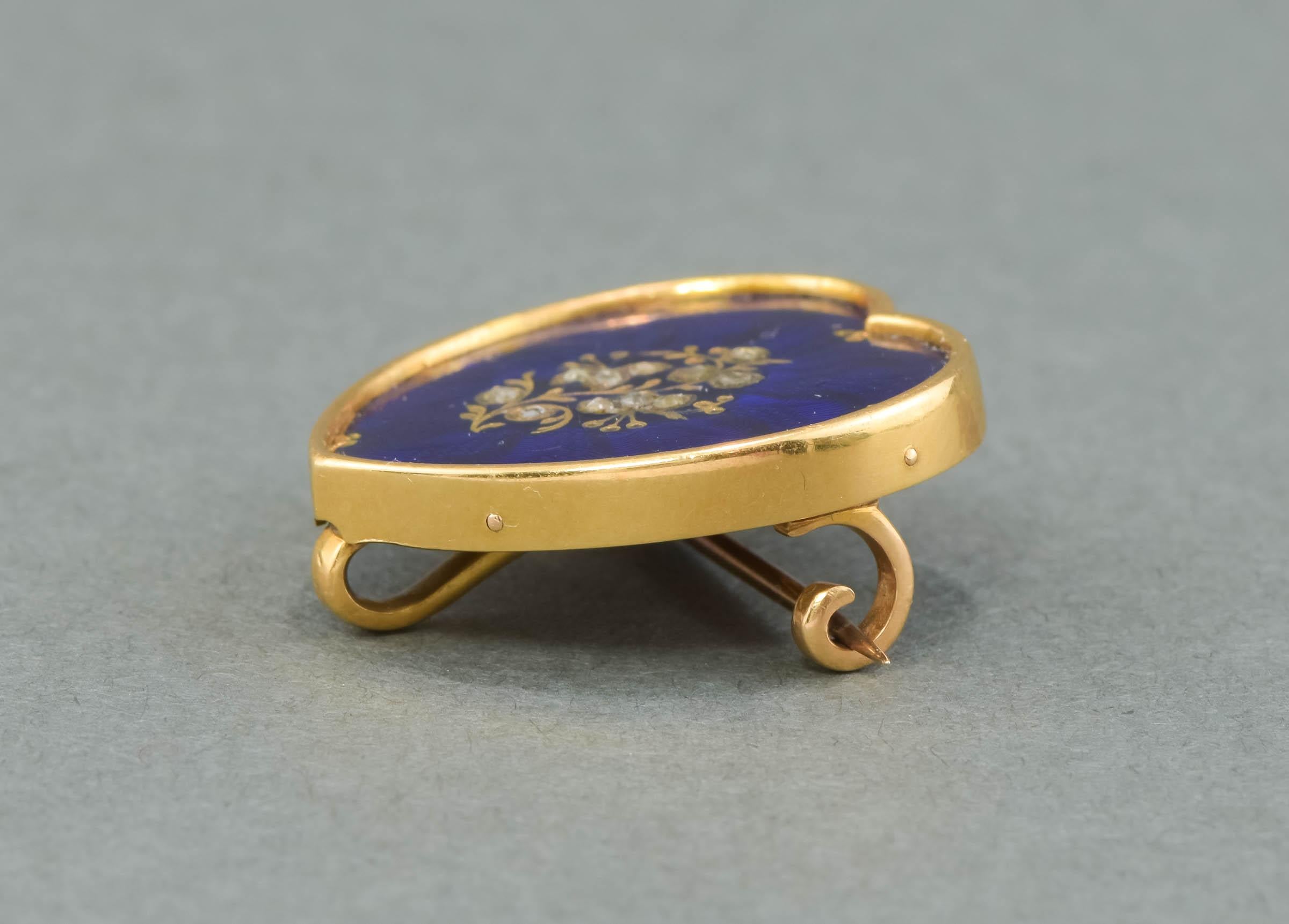 Antike Herzbrosche/Anstecknadel aus Gold mit Diamanten und blauer Guilloche-Emaille im Angebot 1
