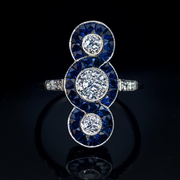 Antique Diamond Calibré Cut Sapphire Platinum Ring In Excellent Condition In Chicago, IL