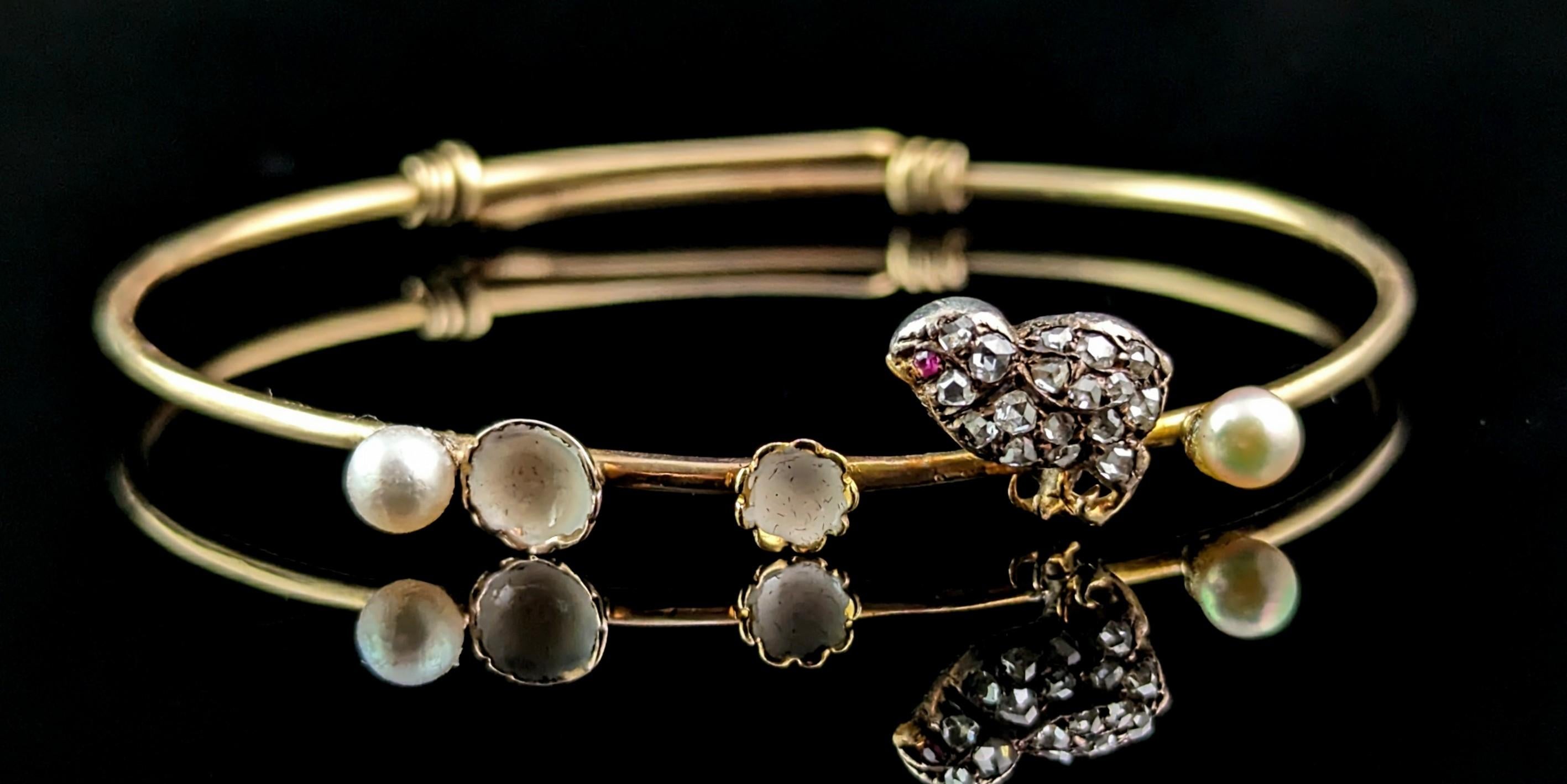 Antiker Diamant-Chic-Armreif, Rubin, Perle und weiße Emaille, 12k Gold  im Angebot 1