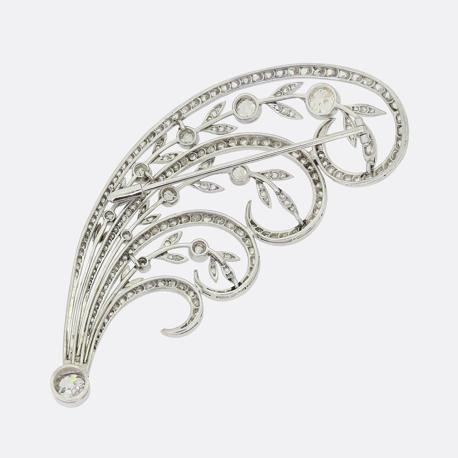 Hier haben wir eine herausragende Diamantbrosche aus der Edwardianischen Ära. Ein Platinrahmen wurde in einer offenen, wirbelnden Form mit blütenförmigen Motiven gefertigt, die eine Vielzahl von Diamanten im Alt- und Rosenschliff in