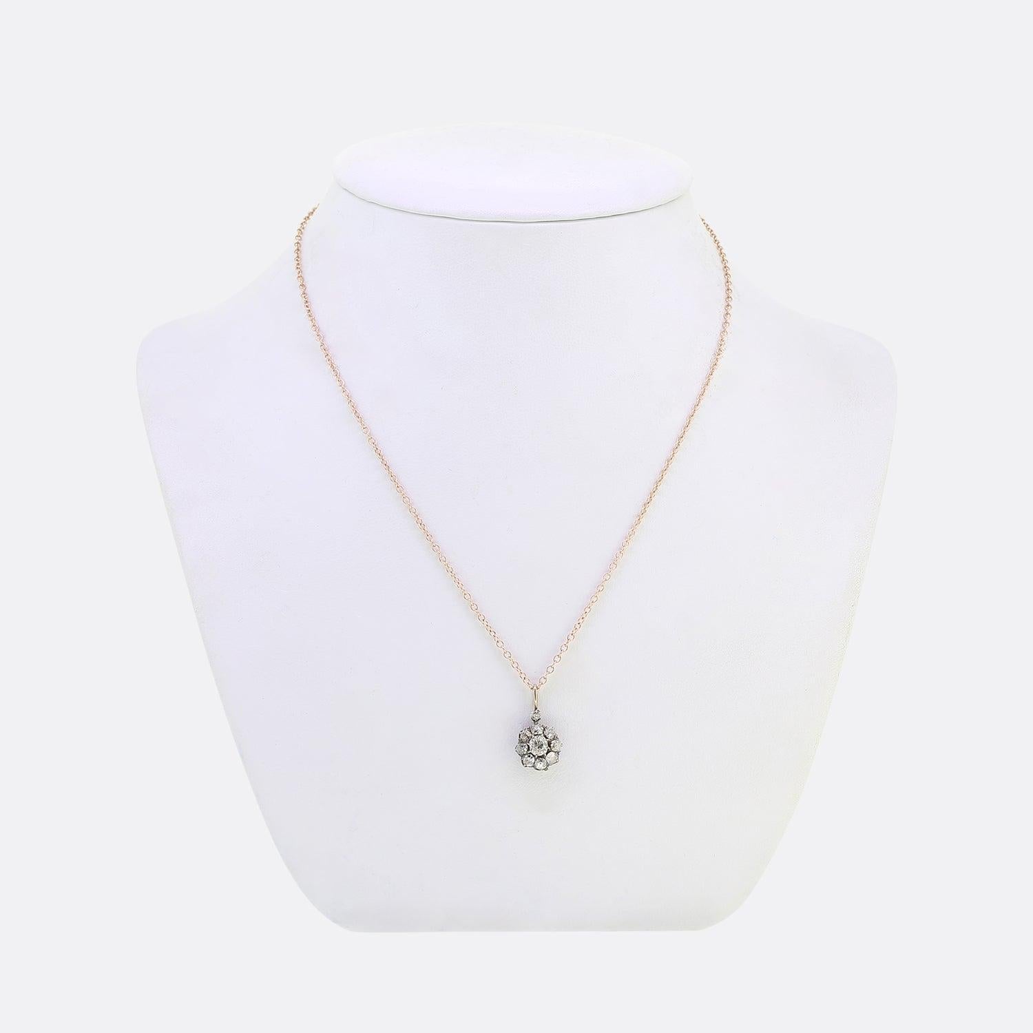 Ecco una classica collana antica con diamanti a grappolo. Un singolo diamante vecchio taglio europeo da 0,30 ct si trova leggermente rialzato al centro del grappolo. Questa pietra principale è poi circondata da un'unica fila di diamanti taglio