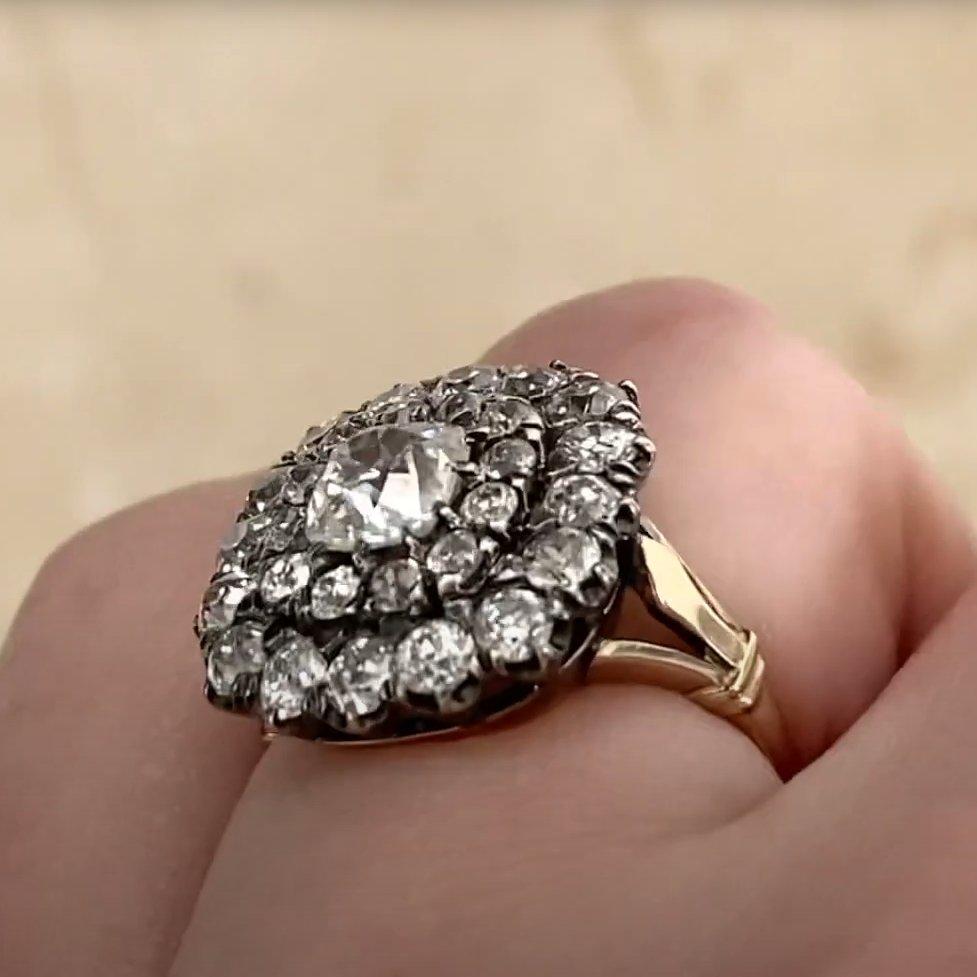 Taglio cuscino antico Anello antico con diamanti a grappolo (circa 0,90 carati), argento e oro giallo 18 carati in vendita