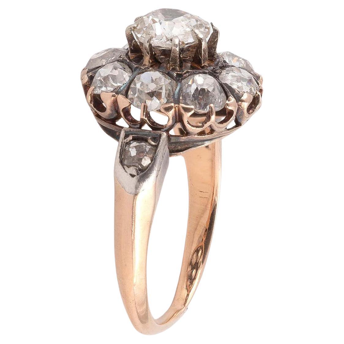 
Zentraler Diamant im Kissenschliff, umgeben von 8 kleineren Diamanten, ca. 2,60ct, Gold- und Silberfassung, um 1820 Größe 7 Gewicht: 4,59gr.