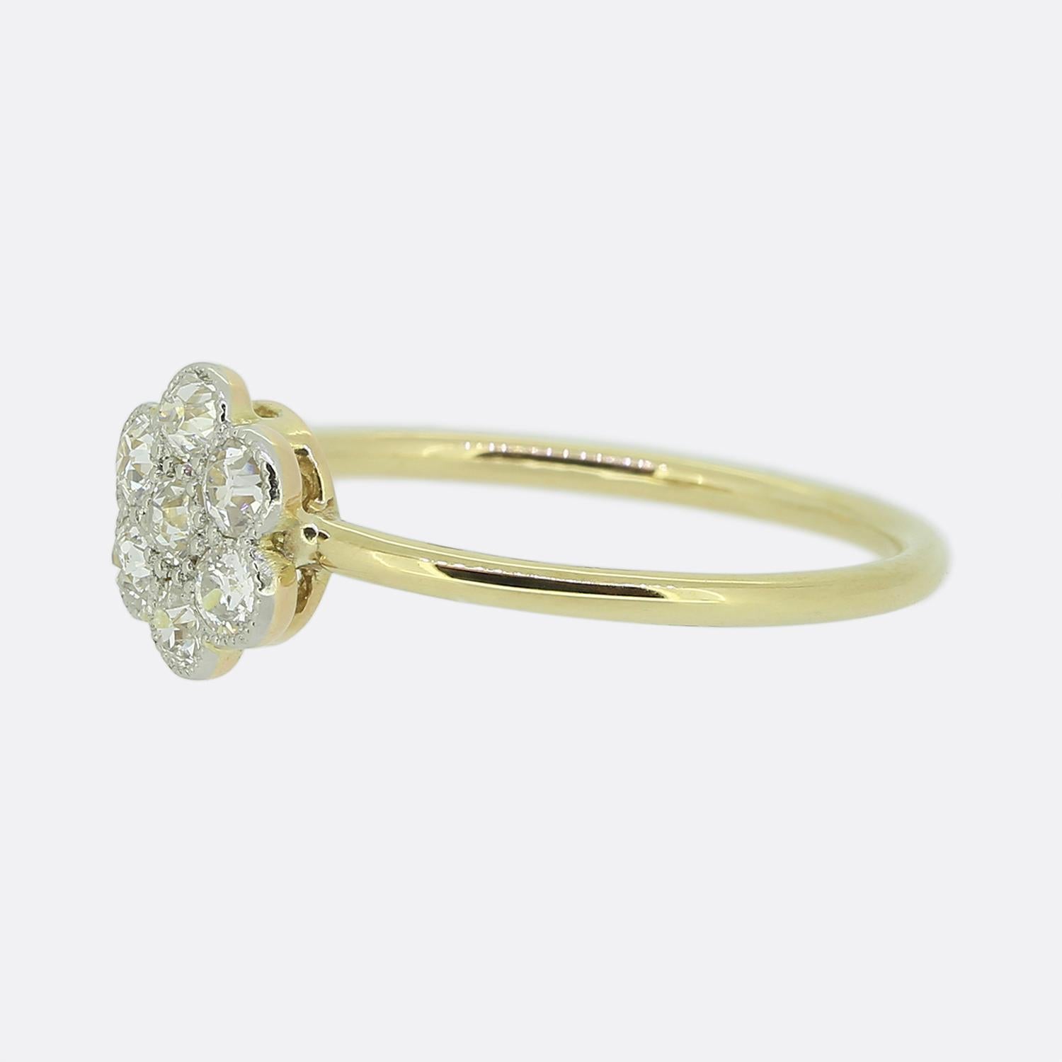 Ecco un dolce ed elegante anello con diamante a grappolo. Il quadrante presenta una composizione floreale di diamanti rotondi sfaccettati taglio old mine, ogni pietra emana una tonalità bianca e brillante. I diamanti sono incastonati in una delicata