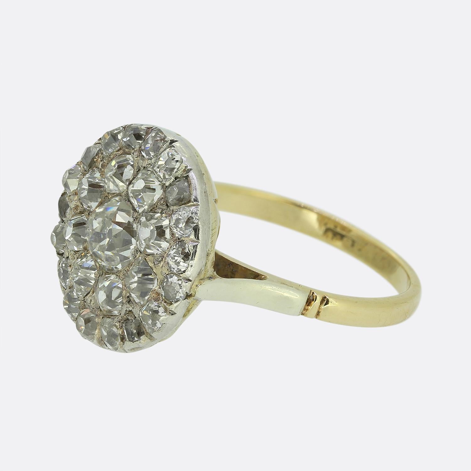 Aquí tenemos un encantador anillo en racimo con una impresionante variedad de gruesos diamantes talla mina antigua. Cada piedra de esta soberbia pieza se ha engastado colectivamente en plata en una formación circular para crear un cautivador