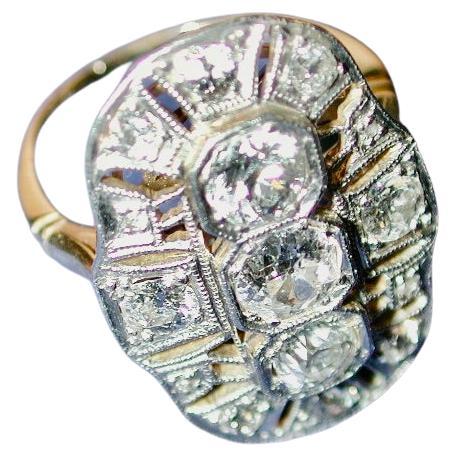 Bague ancienne en grappe de diamants montée en or 18ct, datée d'environ 1910.
Monture percée joliment conçue avec une bonne gamme de diamants taille ancienne.
La partie inférieure est également percée d'un motif en treillis qui témoigne de la