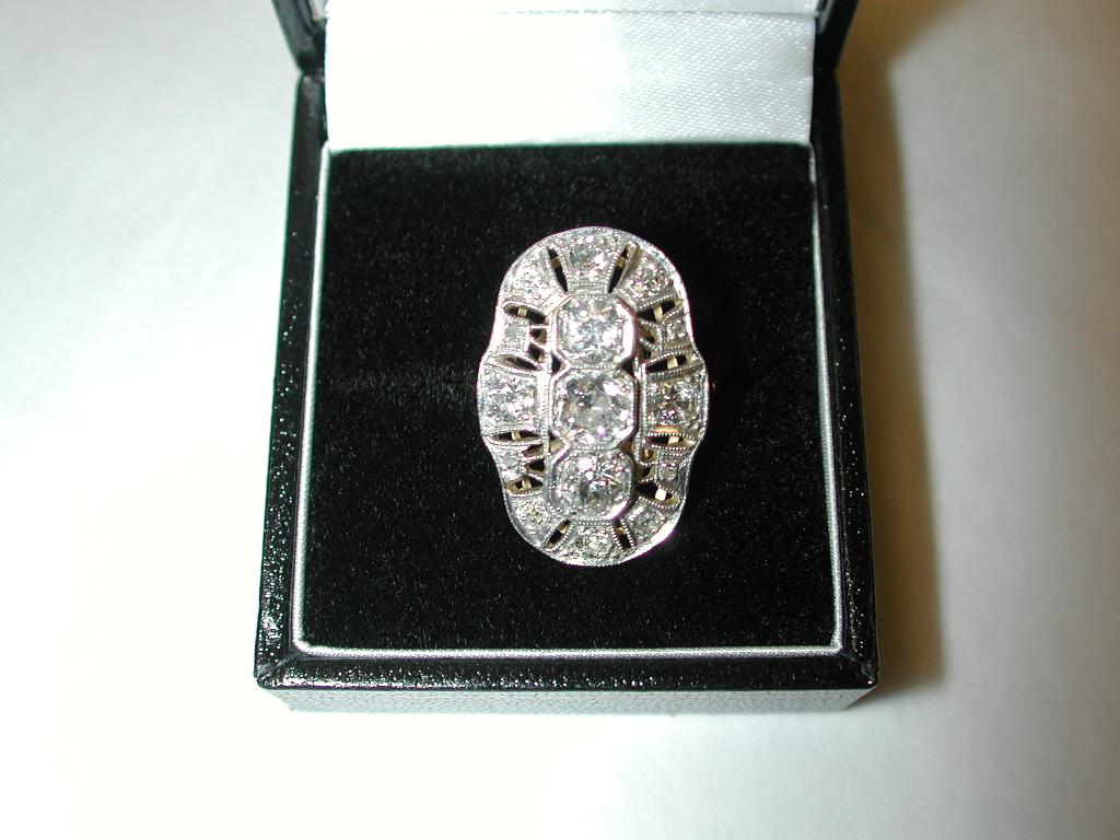 Bague en grappe de diamants antiques montée sur or 18 carats, datée d'environ 1910 Bon état - En vente à London, GB