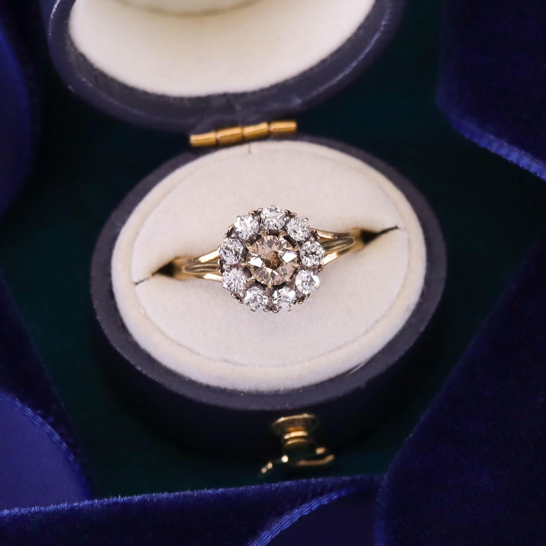 Bague ancienne grappe de diamants en or 18 carats en vente 1