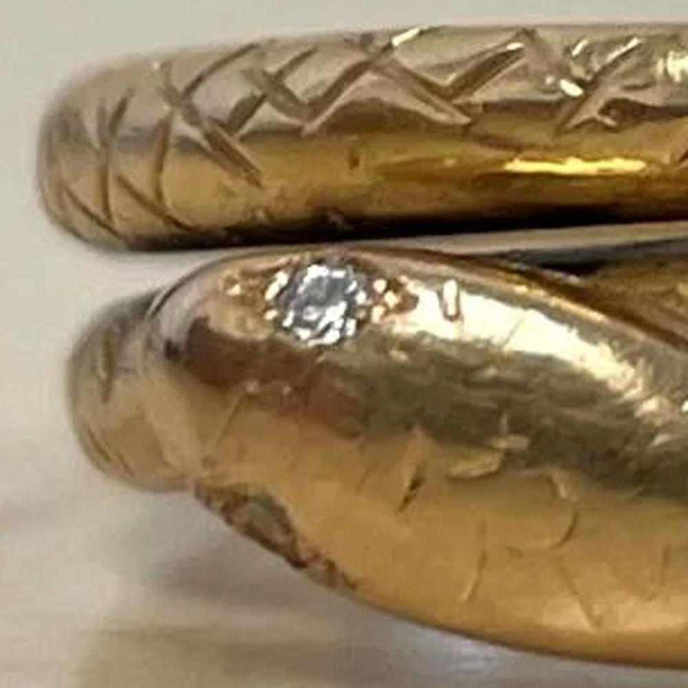 Art déco Bague ancienne en or jaune 18 carats à motif de serpent enroulé et orné de diamants, Circa 1880 en vente