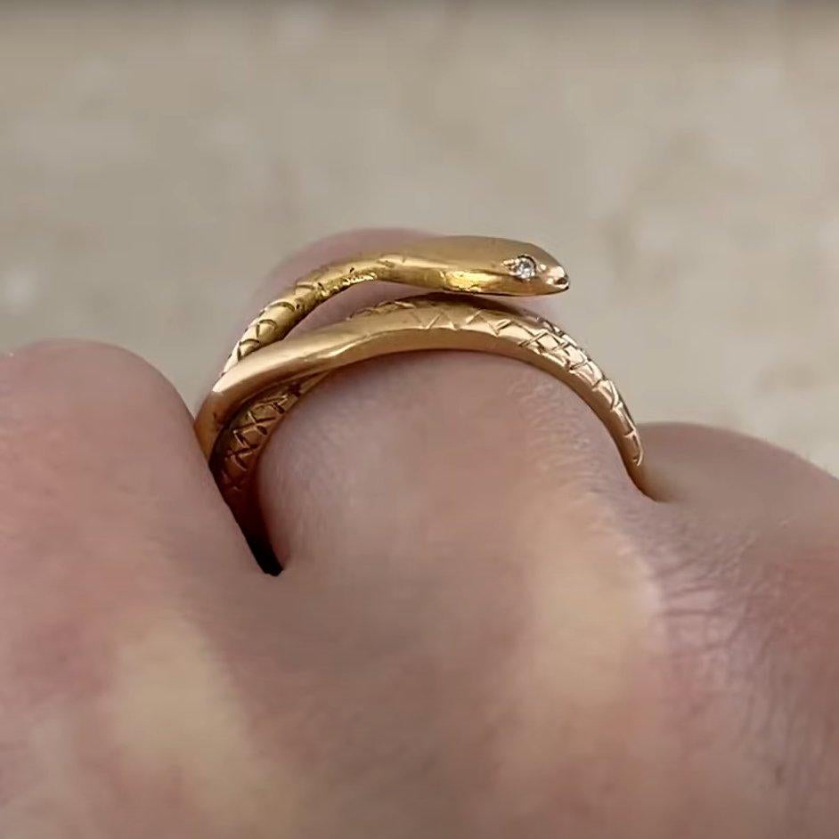 Bague ancienne en or jaune 18 carats à motif de serpent enroulé et orné de diamants, Circa 1880 Unisexe en vente