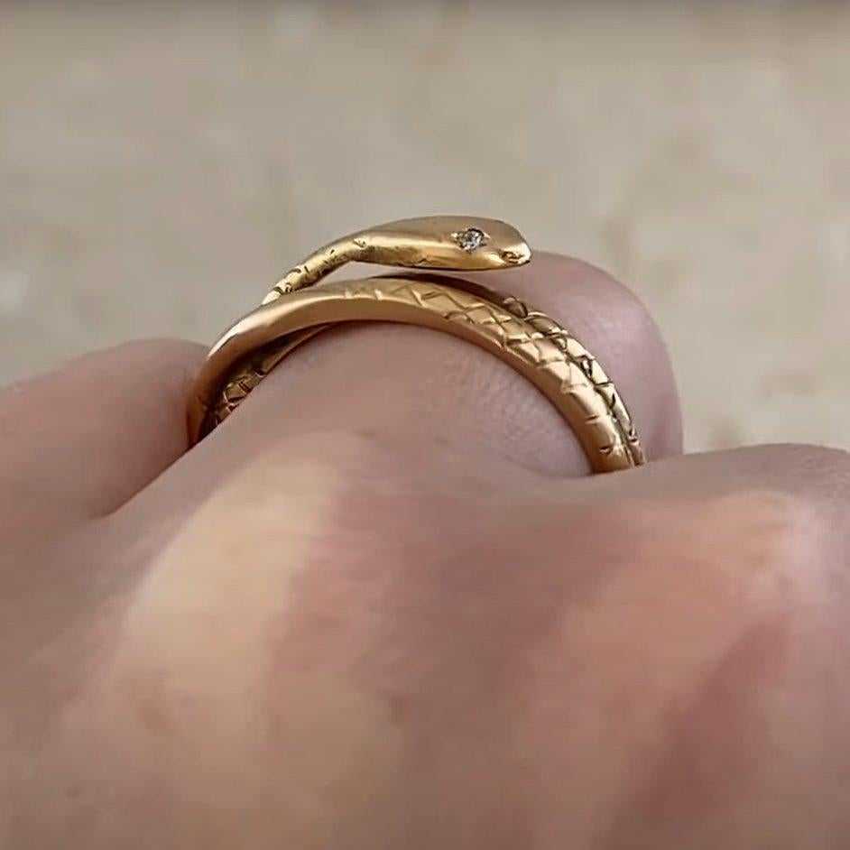Bague ancienne en or jaune 18 carats à motif de serpent enroulé et orné de diamants, Circa 1880 en vente 1